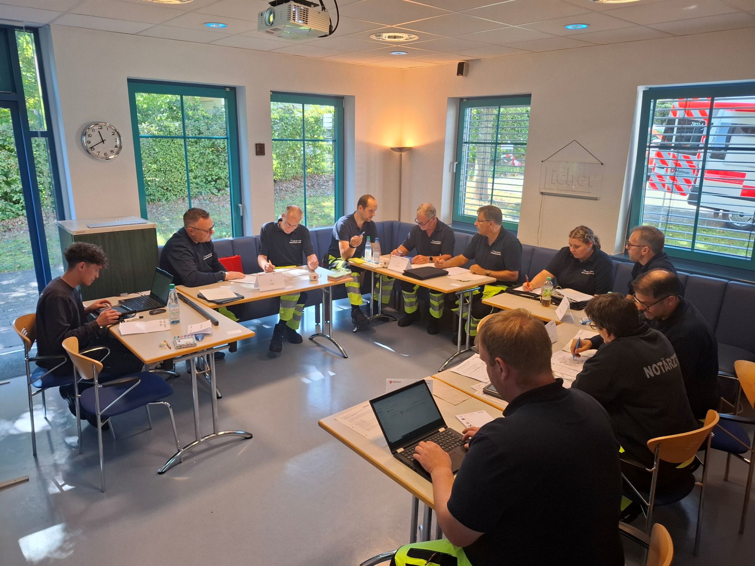 Vorbesprechung der Einsatzsimulation: Elf Teilnehmende, die in der Einsatzleitung Rettungsdienst tätig sind, übten worauf es bei der Führung und Koordination bei medizinischen Notfällen ankommt. Foto: Lahn-Dill-Kreis