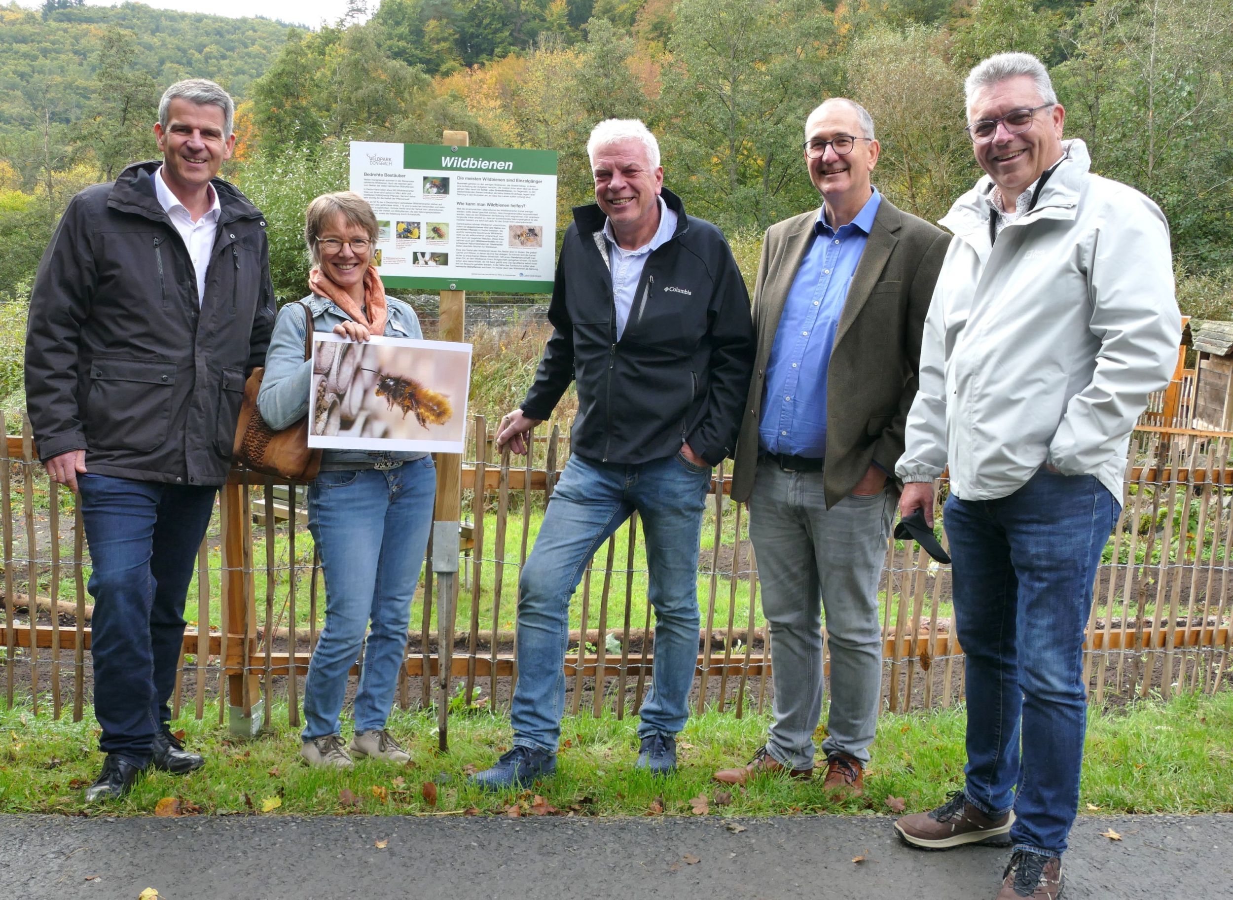 Frank Inderthal, Dr. Dorothea Gillert-Marien, Horst Beckmann (1. Vorsitzender Förderverein Wildpark Donsbach), Dr. Christian Ortmann und Dillenburgs Bürgermeister Michael Lotz bei der Vorstellung des Projekts Bienenoase im Wildpark Donsbach. Foto: Helmut Blecher