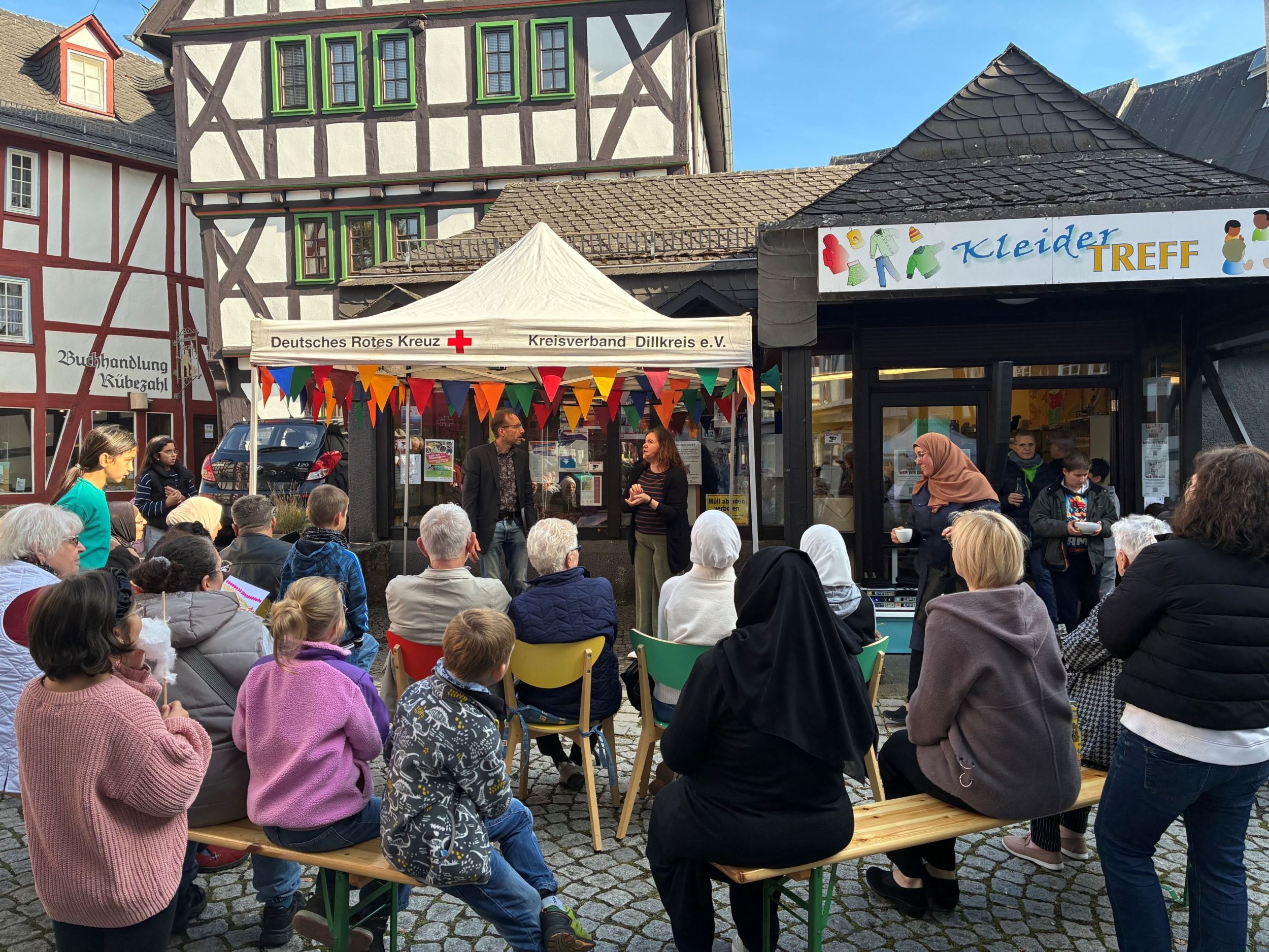 208_2_10 Jahre Kleidertreff_Fest Der Kleidertreff in Dillenburg feierte sein 10-jähriges Jubiläum mit einem bunten, interkulturellen Programm und einem kulinarischen Büfett aus aller Welt. Foto: Lahn-Dill-Kreis