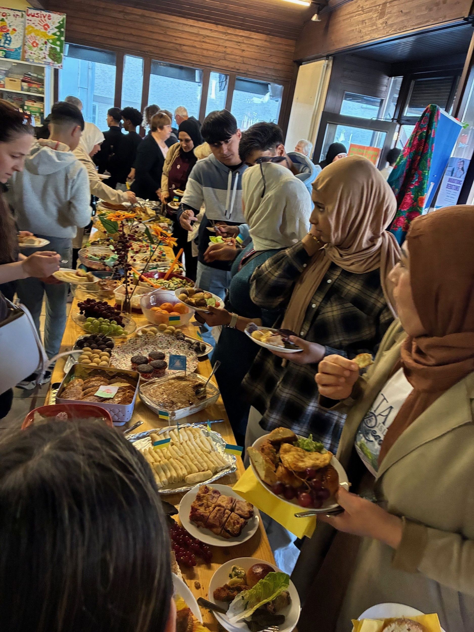 208_3_10 Jahre Kleidertreff_Fest_Essen Der Kleidertreff in Dillenburg feierte sein 10-jähriges Jubiläum mit einem bunten, interkulturellen Programm und einem kulinarischen Büfett aus aller Welt. Foto: Lahn-Dill-Kreis