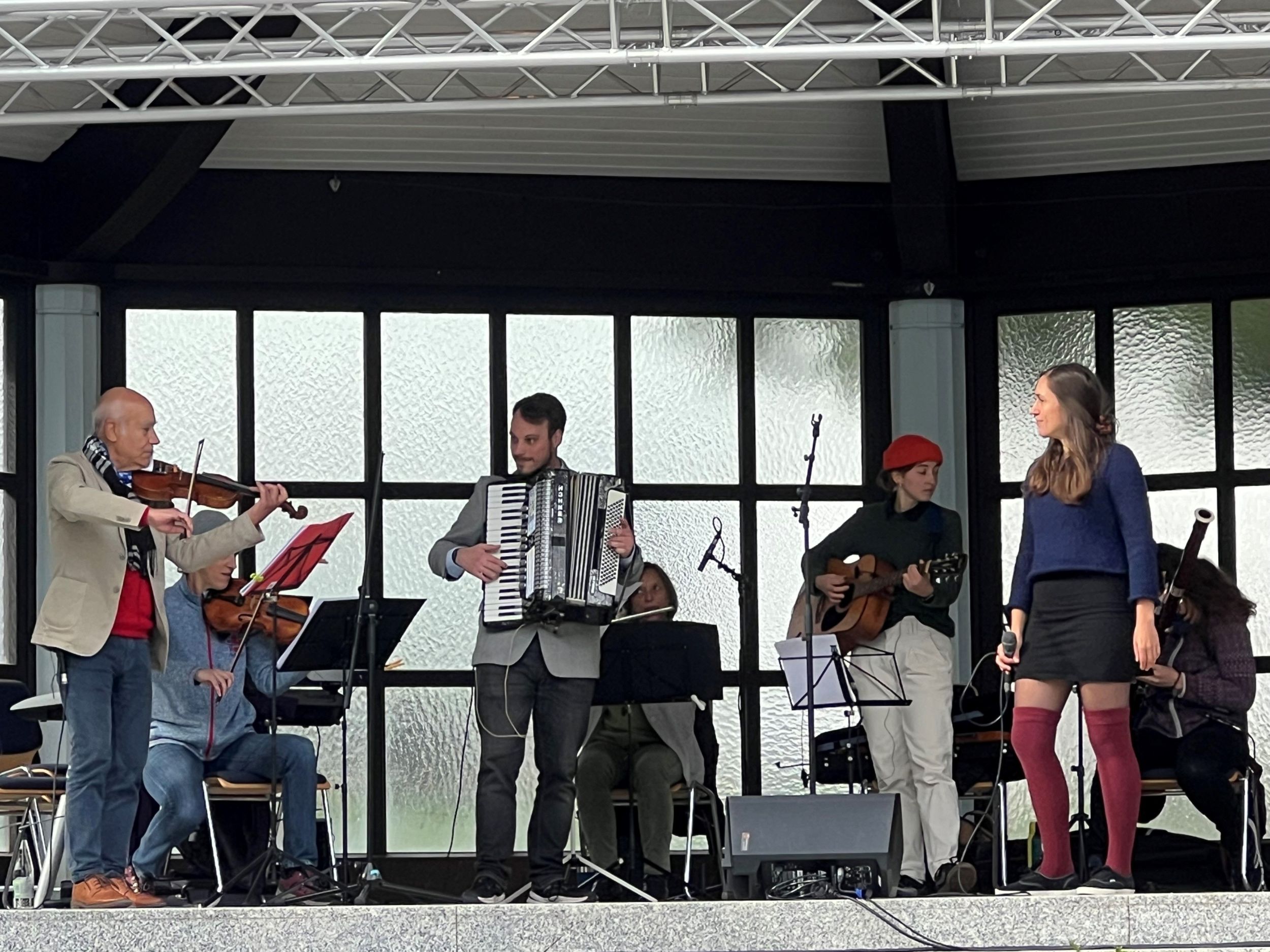 208_5_IKW_Abschlusskonzert_Braunfels Mit dem Abschlusskonzert des „Multikulturellen Orchesters Gießen“ fand die Interkulturelle Woche 2025 in Braunfels einen musikalischen Ausklang. Foto: Lahn-Dill-Kreis