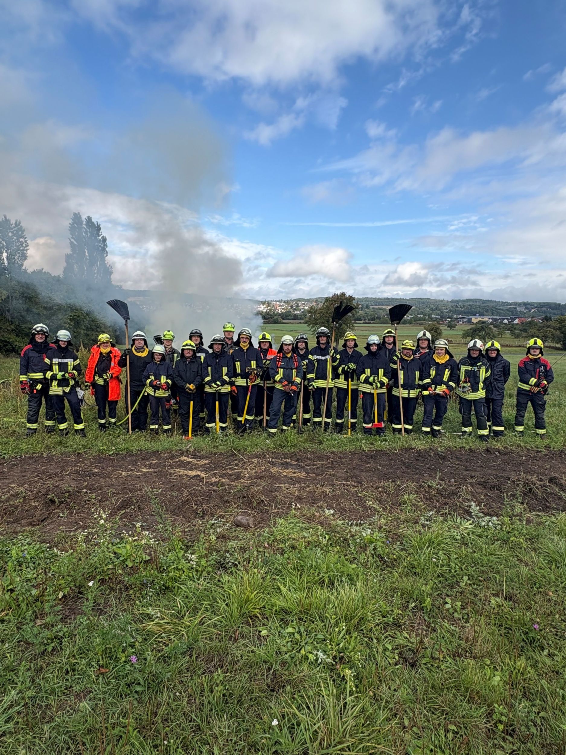 21 Feuerwehrkräfte aus dem Lahn-Dill-Kreis haben am dreitägigen Seminar zur Bekämpfung von Wald- und Vegetationsbränden teilgenommen. Foto: Lahn-Dill-Kreis