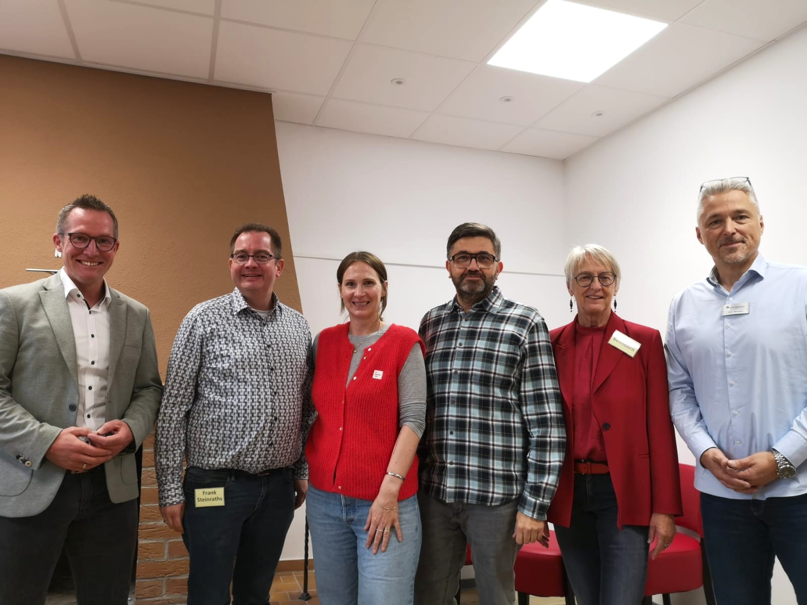 213_Jugendhilfeausschuss tag in Heisterberg Der Kreis-Jugendhilfeausschuss tagte am 25. Oktober 2025 im Jugendheim Heisterberg. Mit dabei waren auch Vertreterinnen und Vertreter der Kreisschülervertretung sowie des Kinder- und Jugendparlaments aus Aßlar. (v. l. n. r.: Landrat Carsten Braun, Frank Steinraths (Jugendhilfeausschuss), Miriam Zeleke, Sascha Eschmann, Regina Beimborn (Jugendhilfeausschuss), Torsten Menges (Abteilungsleitung Kinder- und Jugendhilfe beim Lahn-Dill-Kreis)) Foto: Lahn-Dill-Kreis