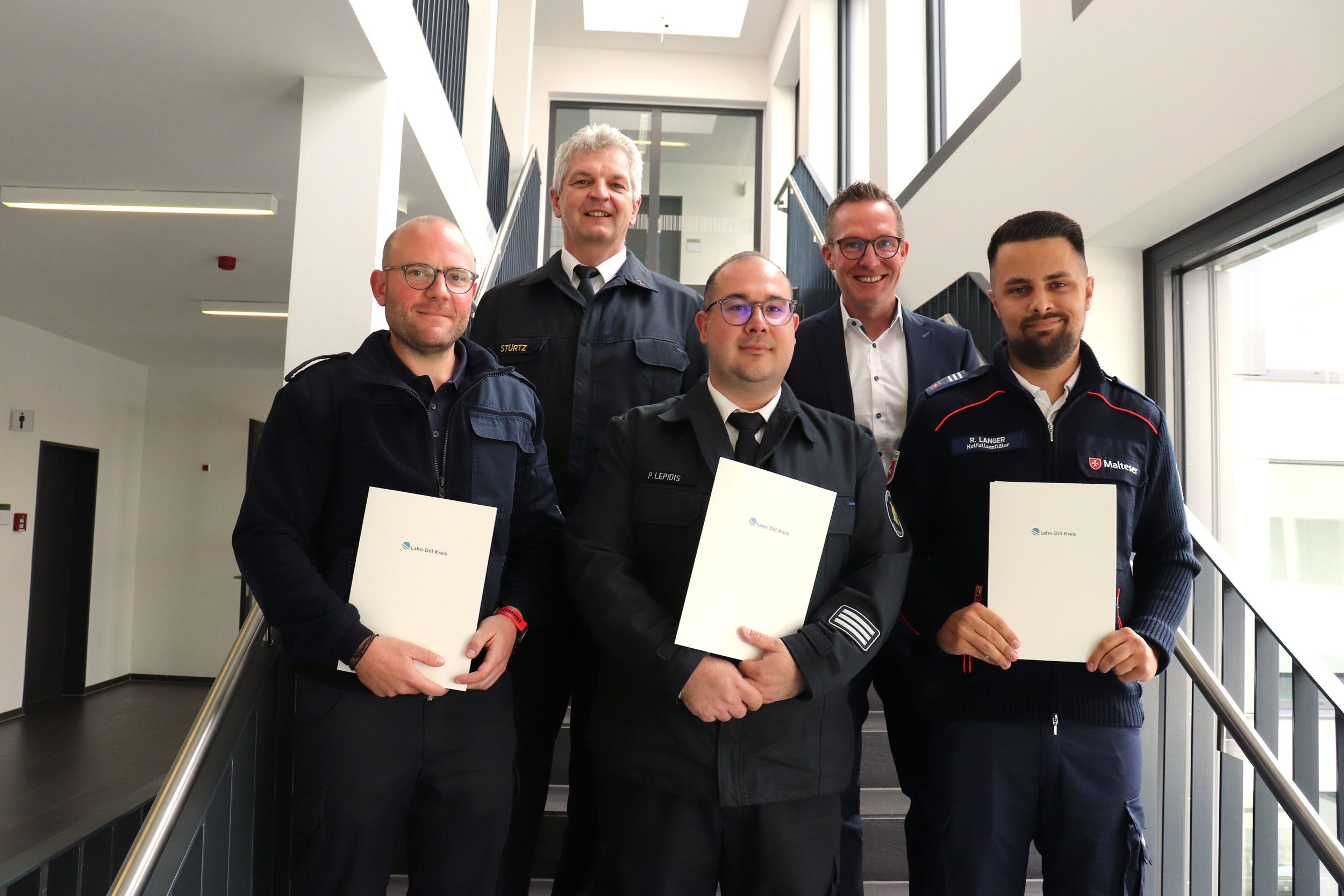 216_Berufung KBM und OLRD. Freuen sich auf die Zusammenarbeit im Katastrophenschutz-Ehrenamt (von links): Florian Springer, Kreisbrandinspektor Harald Stürtz, Paschalis Leipidis, Carsten Braun und Robin Langer. Foto: Lahn-Dill-Kreis