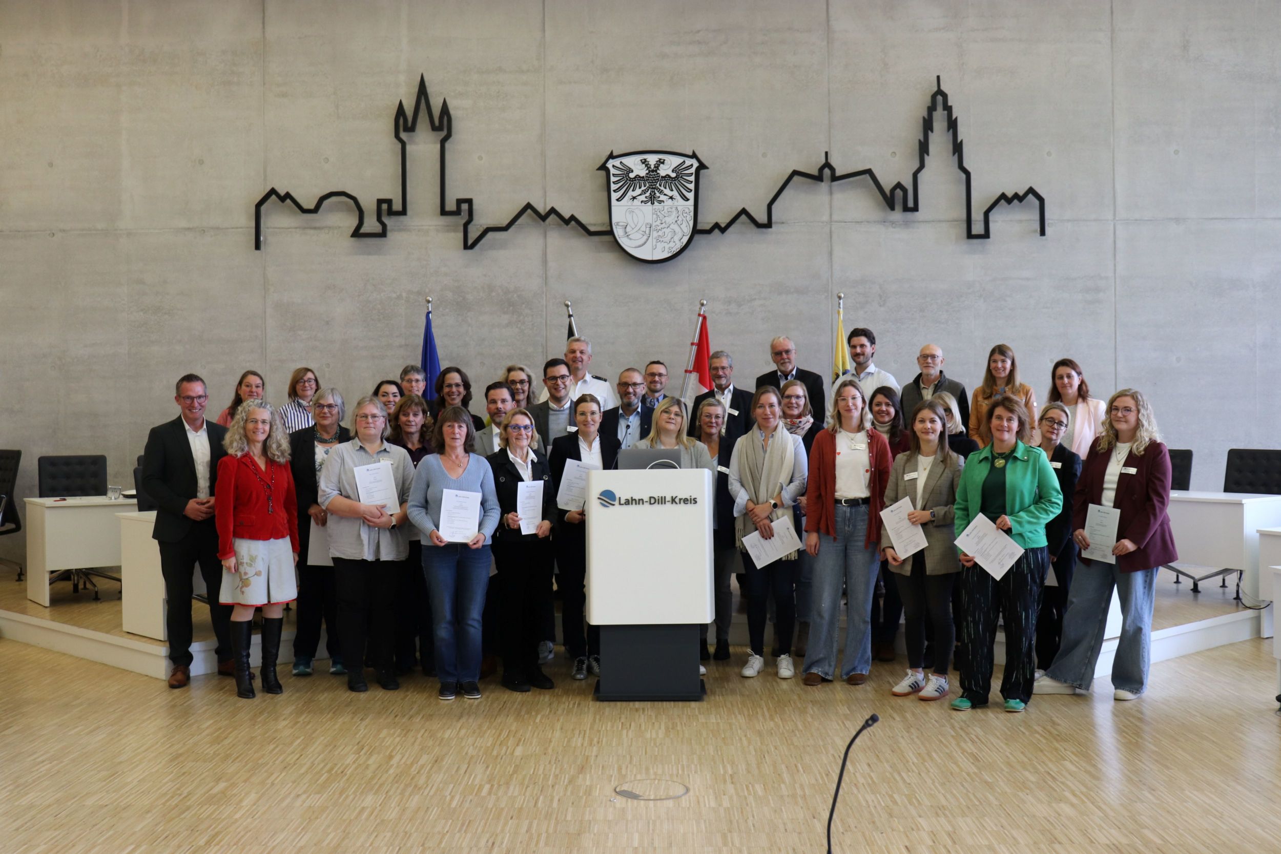Insgesamt 23 Mentoring-Tandems nahmen erfolgreich am zweiten Cross-Mentoring-Programm des Lahn-Dill-Kreises teil. Foto: Lahn-Dill-Kreis