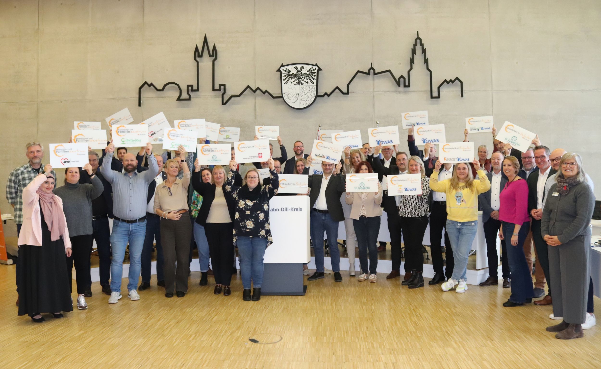 An 12 Begegnungs- und Familienzentren von Kommunen und verschiedenen Institutionen sowie 16 Standorten der Sozialarbeit an Schulen weisen nun Acryl-Schilder auf die Zusammenarbeit mit dem Kreis und das Bündnisnetzwerk im Lahn-Dill-Kreis hin. Foto: Lahn-Dill-Kreis