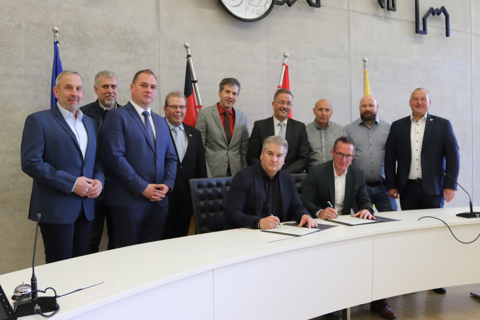 Landrat Carsten Braun (vorne rechts) und der Aßlarer Bürgermeister Christian Schwarz (vorne links) unterzeichneten die gemeinsame Vereinbarung des Landkreises und der Städte und Gemeinden. Foto: Lahn-Dill-Kreis