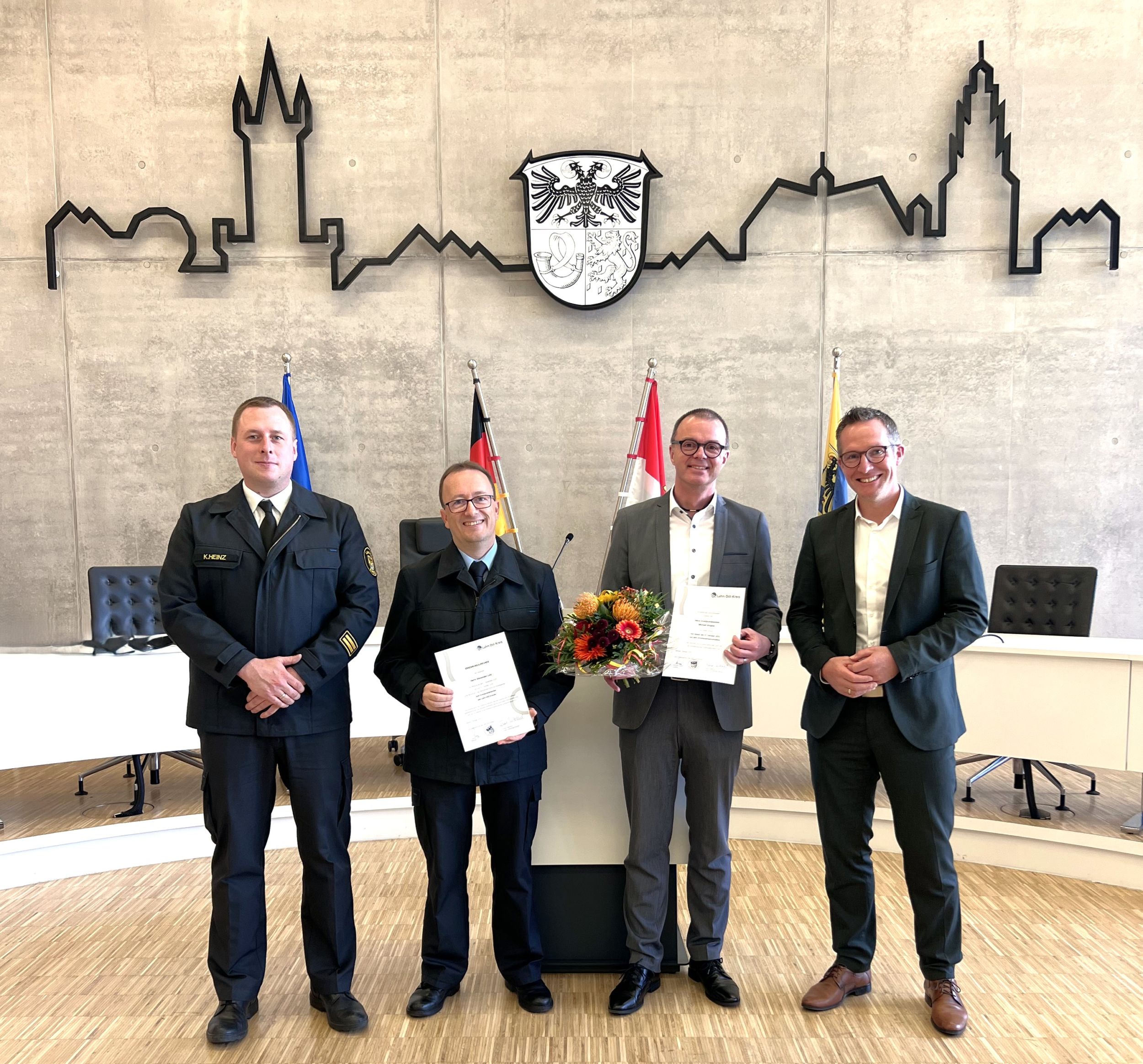 Carsten Braun (rechts) und der Stellvertretende Kreisbrandinspektor Kristopher Heinz (links) bedankten sich bei Michael Wagner (zweiter v. r.) für das jahrelange Engagement und begrüßen Alexander Lotz (zweiter v. l.) im neuen Ehrenamt. Foto: Lahn-Dill-Kreis