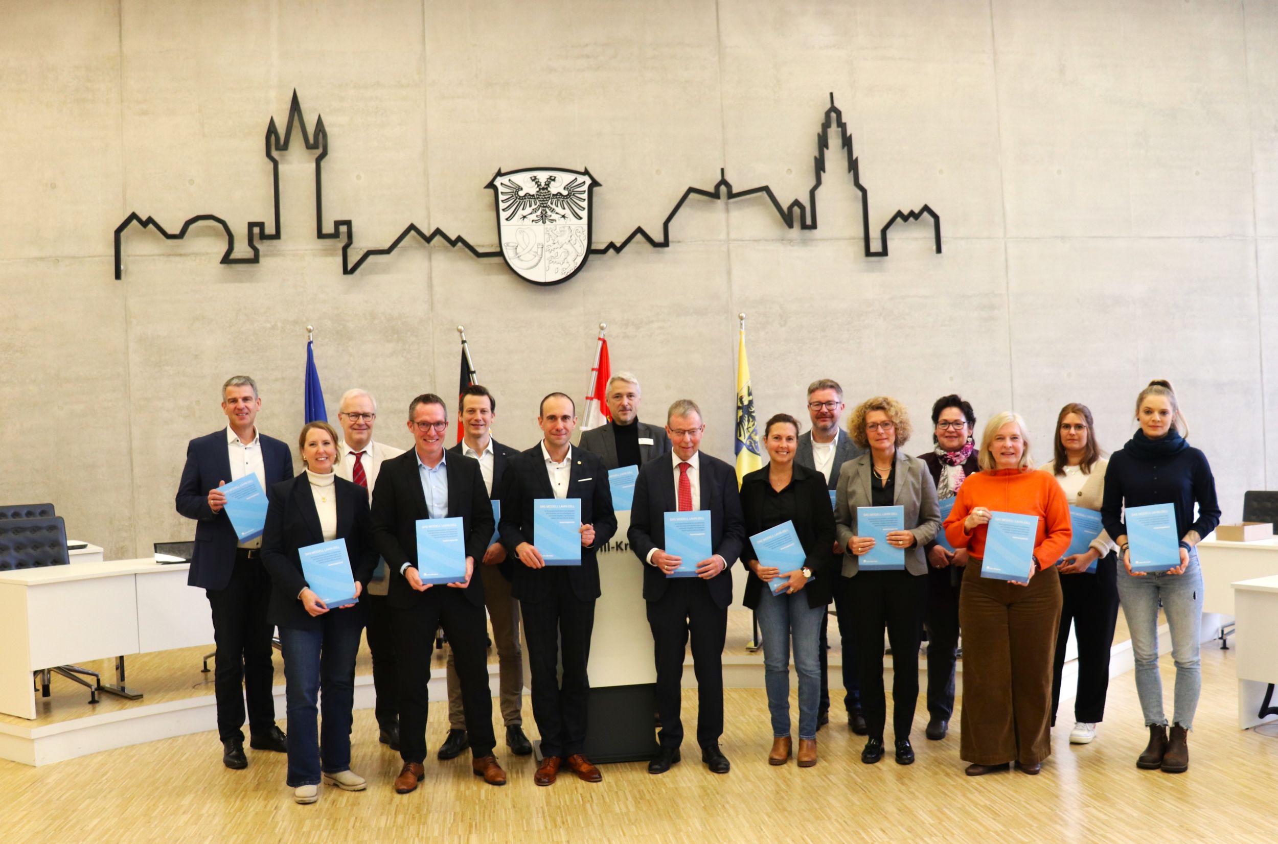 228_Modell Lahn-Dill 1 Stehen vereint hinter dem „Modell Lahn-Dill“: Frank Inderthal, Dr. Rebecca Neuburger-Hees, Dr. Thomas Kischkel, Carsten Braun, Tobias Grebe, Torsten Krückemeier, Torsten Menges, Dr. Achim Lauber-Nöll, Désirée Lehr, Manuel Jung, Dr. Jeanette Vollmer, Andrea Volk, Petra Schneider, Johanna Weber und Julia Steinert. Foto: Lahn-Dill-Kreis