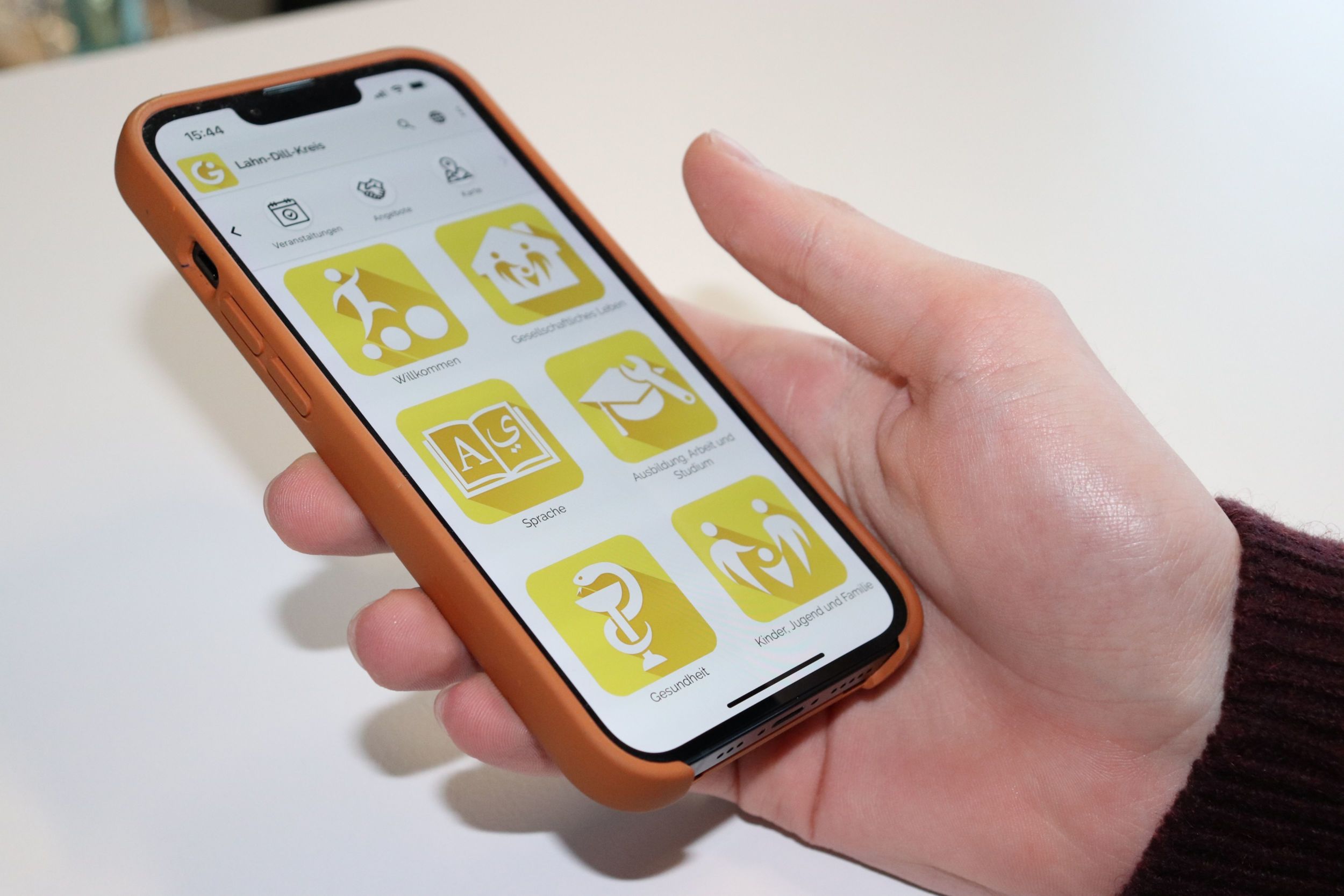 Seit mittlerweile 7 Jahren hilft die Integreat-App und Weblösung Menschen beim Ankommen im Lahn-Dill-Kreis. Foto: Lahn-Dill-Kreis