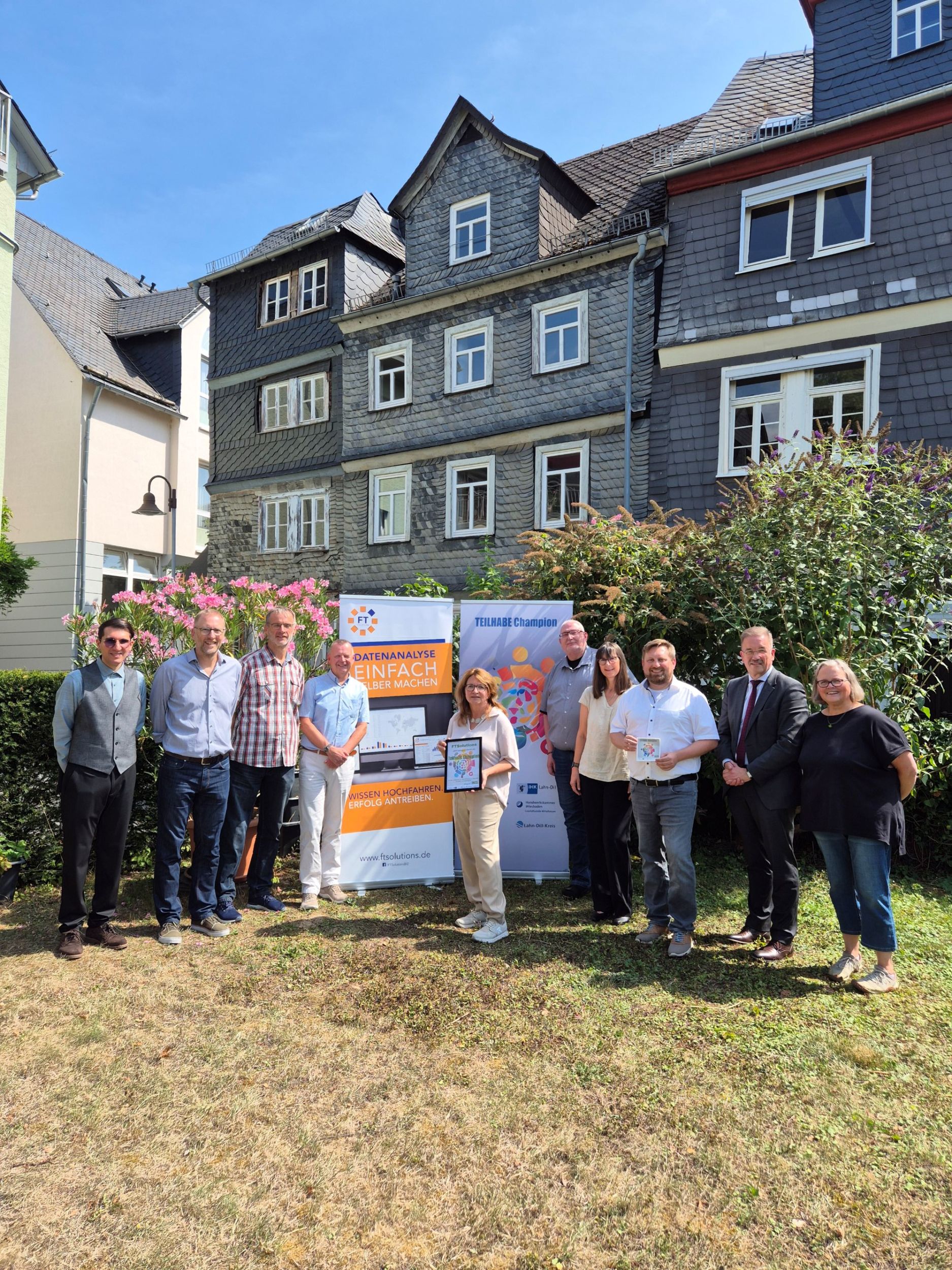 Die Jury zeigte sich beeindruckt vom Wetzlarer Unternehmen und dessen Engagement für Inklusion im Arbeitsalltag. Von link: Burak Dogan (IHK Lahn-Dill), Volker Tabel, Dirk Köhler (Arbeitsvermittler des Arbeitgeberservices der Agentur für Arbeit Limburg-Wetzlar), Rainer Dietrich, Maria Bernhardt, Marcel Plum, Martina Lassmann (FTSolutions), Marcus Winkler, Manfred Wagner, Monika Mundt (EAA). Foto: Jenny Truhöl (HWK Wiesbaden, Geschäftsstelle Mittelhessen)