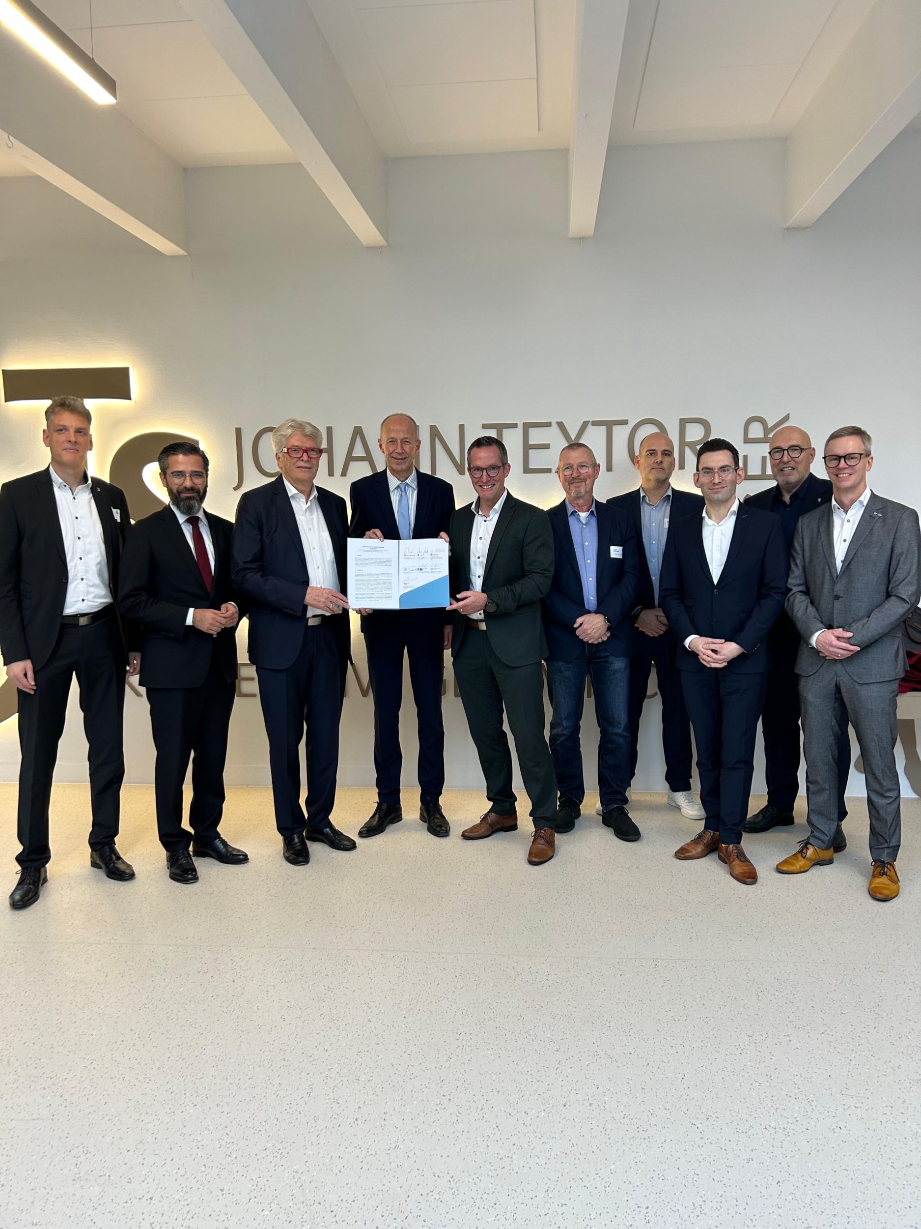 Mit der Absichtserklärung soll das Modell SchulePlus noch weiter ausgebaut werden, um die berufliche Ausbildung wieder zu stärken. v. l. n. r.: Geschäftsführer der Vereinigung des hessischen Unternehmensverbände Mittelhessen Sascha Drechsel, Wirtschaftssekretär Umut Sönmez, Inhaber und Vorstandsvorsitzender der Friedhelm Loh Group Prof. Dr. Friedhelm Loh, Bildungsminister Armin Schwarz, Landrat Carsten Braun, Schulleiter der Johann-Textor-Schule Norbert Schmidt, Stufenleiter an der Johann-Textor-Schule Alexander Schüler, Geschäftsführer der Kreishandwerkerschaft Lahn-Dill Sebastian Hoffmanns, Lahn-Dill Landtagsabgeordneter Jörg-Michael Müller, Stellvertretender Hauptgeschäftsführer der Industrie- und Handelskammer Lahn-Dill Alexander Cunz. Foto: Phillipp Görg (Hessischen Ministeriums für Kultus, Bildung und Chancen)