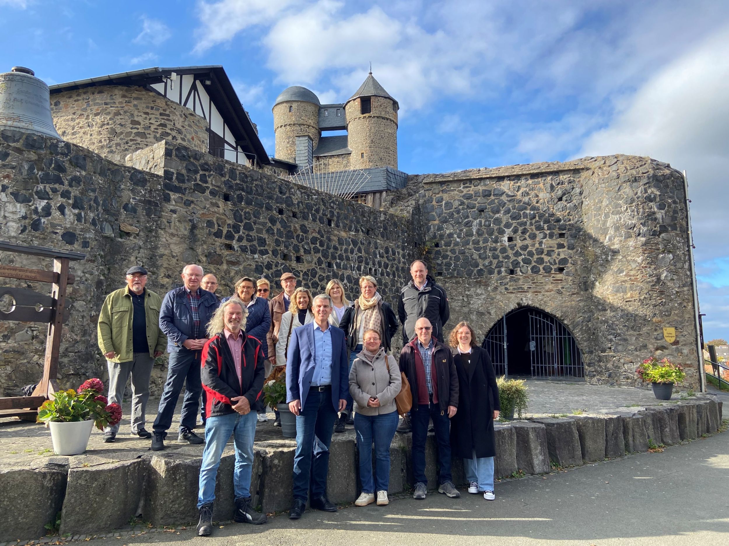 Trafen sich zur Denkmalbeiratssitzung auf Burg Greifenstein: Vetterinnen und Vertreter des Beirates, des Landesamtes für Denkmalpflege Hessen und der Unteren Denkmalschutzbehörde. Foto: Lahn-Dill-Kreis