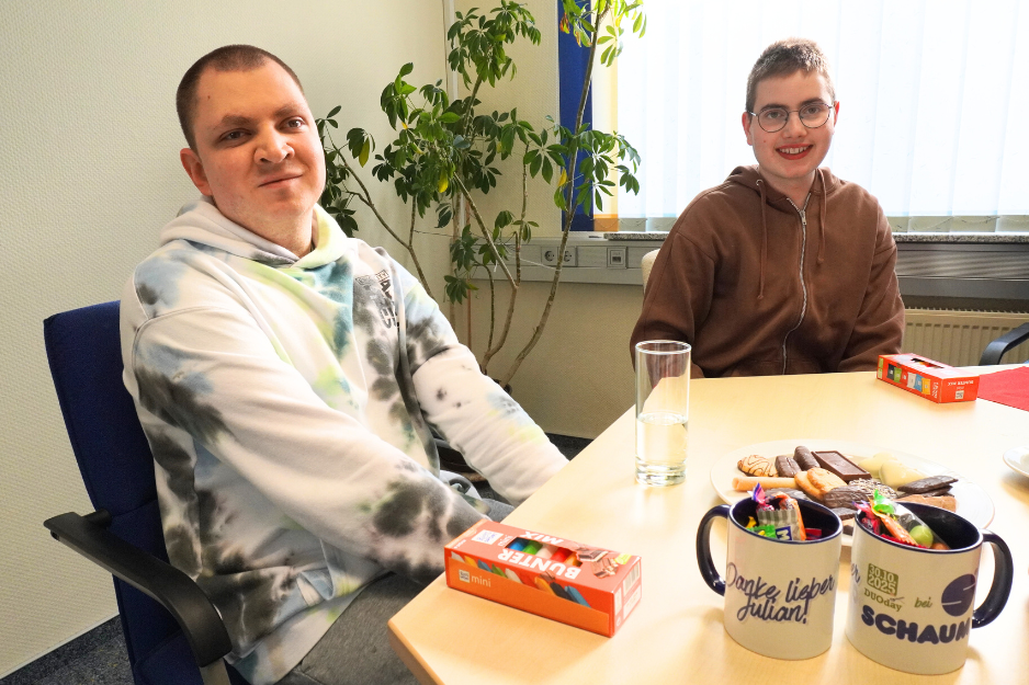 DUODay 2025_2 Yehor und Julian im Gespräch über den DUOday mit ihren Namens-Tassen als Dankeschön von der Firma. Foto: Kommunales Jobcenter Lahn-Dill