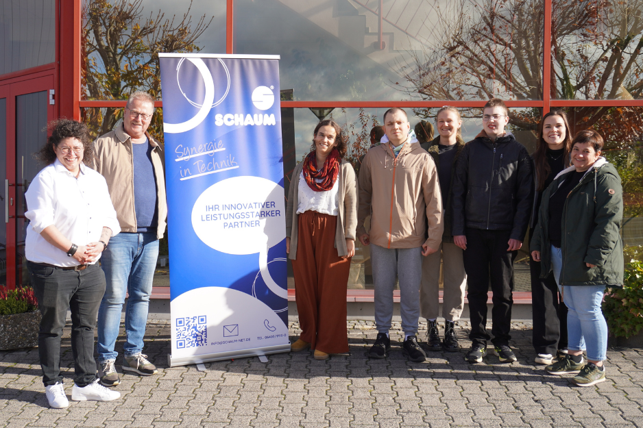 DUODay 2025_3 Natascha Paul (Betriebsleiterin von Schaum), Ralf Hamert (kaufmännischer Angestellter bei Schaum), Tamara Daus (IB, Unterstützte Beschäftigung), Yehor Skipa (DUOday Teilnehmer), Anne Küster (Lehrerin der Fröbelschule), Julian Goppelsröder (DUOday Teilnehmer), Jenny Truhöl (Handwerkskammer Wiesbaden), Katja Vogt (Teilhabeassistenz der Fröbelschule), v.l.n.r. Foto: Kommunales Jobcenter Lahn-Dill