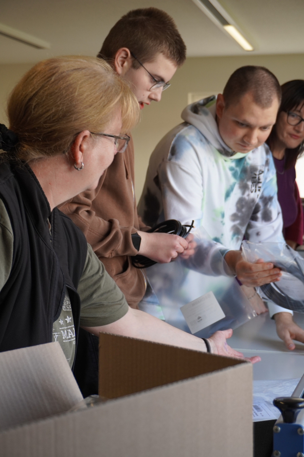 DUODay 2025_4 Julian und Yehor am Verpacken von Kabel mit ihren DUO-Partnerinnen. Foto: Kommunales Jobcenter Lahn-Dill