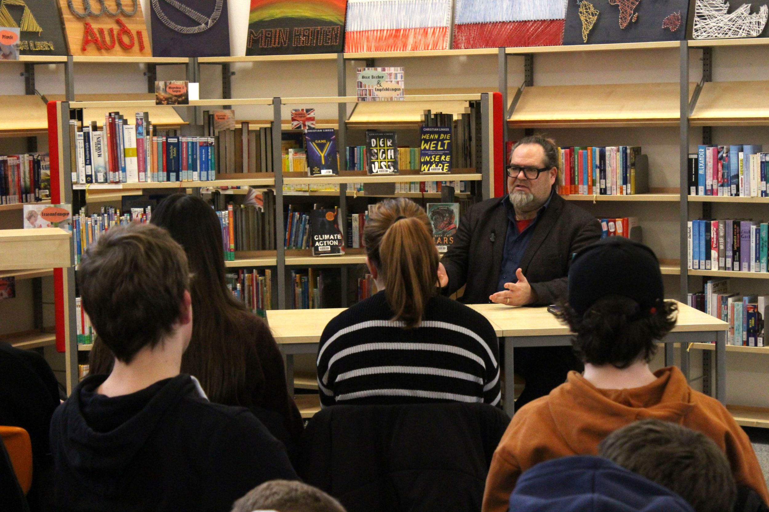 239_Autorenlesereise Christian Linker Bei der Autorenlesereise im Lahn-Dill-Kreis las Christian Linker an zehn Schulen aus sechs unterschiedlichen Werken vor und kam mit den Jugendlichen ins Gespräch. Foto: Lahn-Dill-Kreis