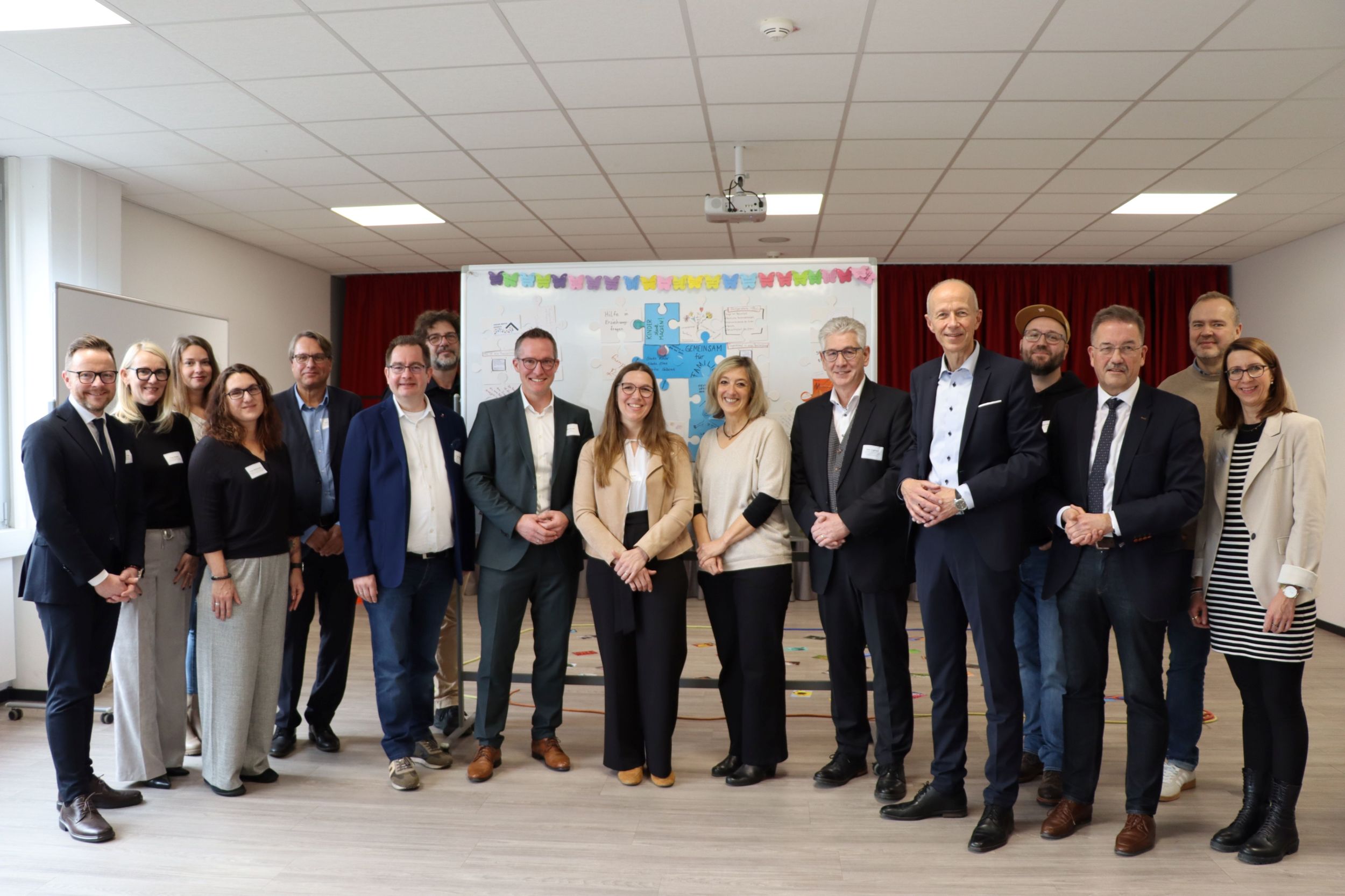 240_Familienklassen Im Projekt Familienklassen arbeiten die Schulen, das Schulamt, das Jugendamt der Stadt Wetzlar oder des Lahn-Dill-Kreises sowie der Lahn-Dill-Kreis als Schulträger Hand in Hand zusammen. Vertreterinnen und Vertreter dieser Institutionen tauschten sich beim Besuch an der Dalheimschule zu den Familienklassen aus. Foto: Lahn-Dill-Kreis