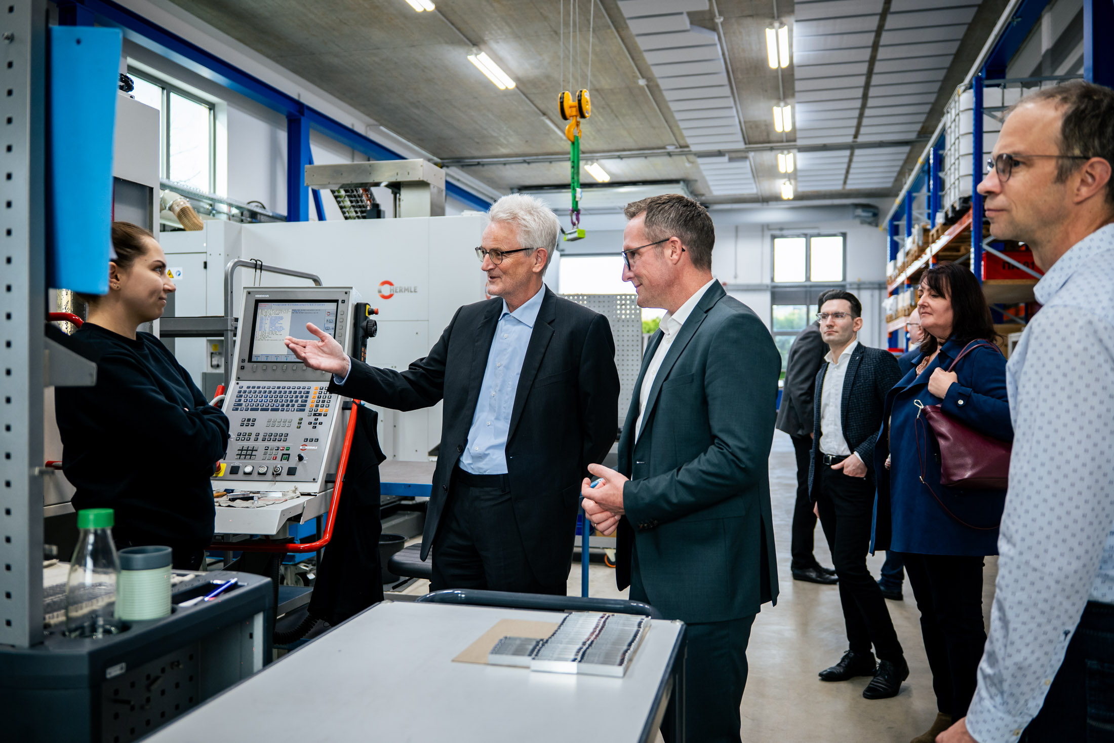 244_Unternehmensbesuch ITK_2 Beim Rundgang bekommen Prof. Dr. Harald Danne (links) und Carsten Braun (rechts) Einblicke in die Produktion der ITK-Precisioning GmbH. Foto: Philipp Gur