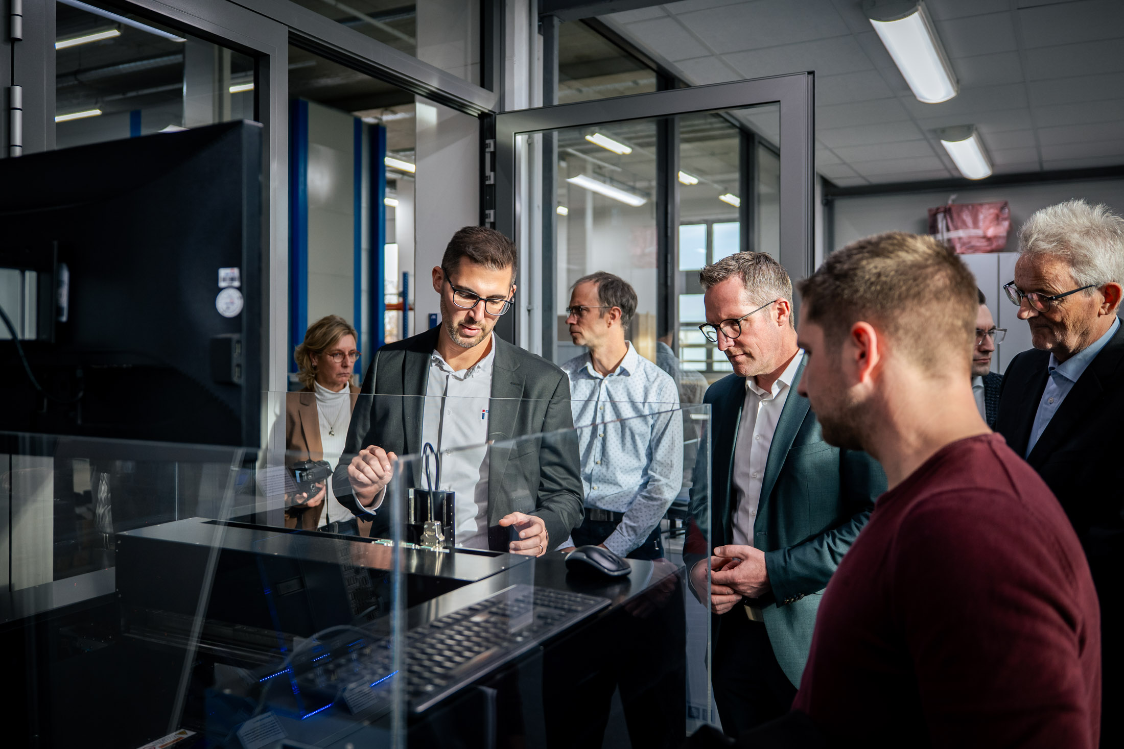 244_Unternehmensbesuch ITK_3 Im Showroom zeigt Sebastian Rivera (links) die Produktvielfalt von ITK. Foto: Philipp Gur