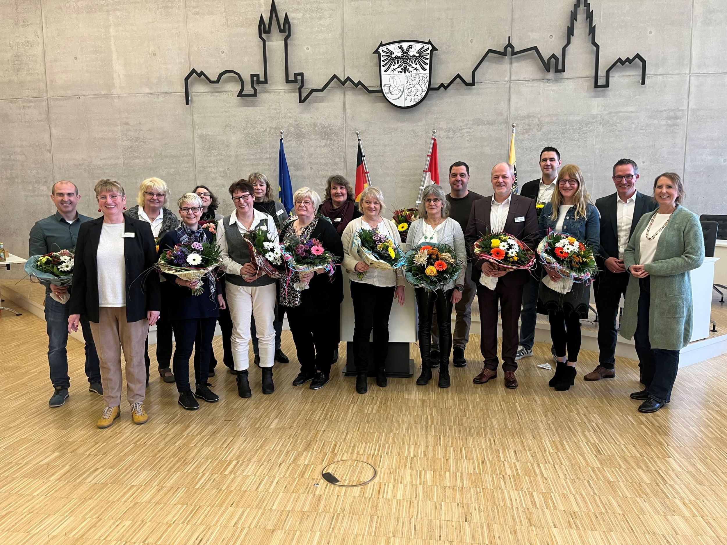 14 Mitarbeitende wurden in Wetzlar zum Dienstjubiläum geehrt, von links: Jürgen Dorscht, Personalratsvorsitzende Manuela Schupp, Beate Mundt, Simone Kleemann, Kathrin Gaidies, Iris Jähn, Anette Uhl, Andrea Föhner, Lisa Kühn, Juliane Mindnich, Simone Karl, Patrick Will, Matthias Holler, Torben Petry, Anne Peter-Lauff, Landrat Carsten Braun und die Hauptamtliche Kreisbeigeordnete Dr. Rebecca Neuburger-Hees. Foto: Lahn-Dill-Kreis