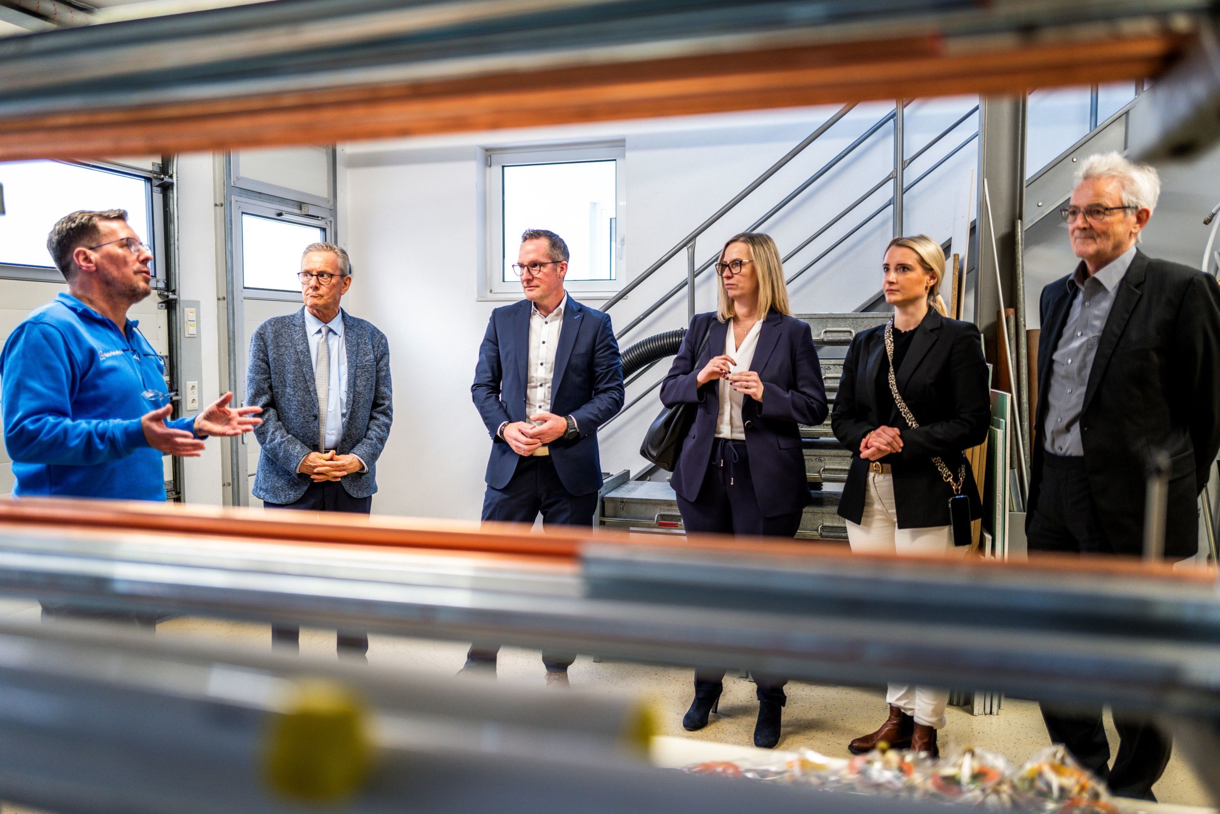 Frank Kauferstein und die Wirtschaftsdelegation tauschten sich über das Weiterbildungskonzept der Wärmepumpen-Akademie aus. Foto: Silas Koch Fotografie