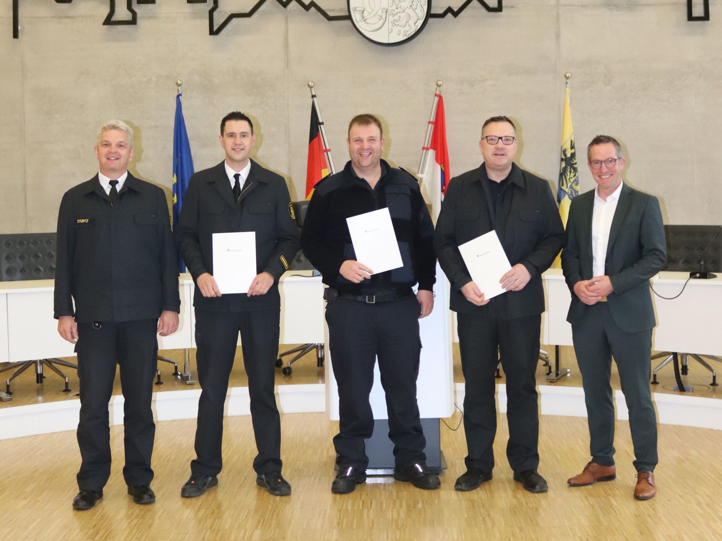 005_Ernennungen Freuen sich auf die weitere Zusammenarbeit im Katastrophenschutz-Ehrenamt (von links): Kreisbrandinspektor Harald Stürtz, Torben Petry, Frederik Reh, Stefan Thielmann und Landrat Carsten Braun. Foto: Lahn-Dill-Kreis
