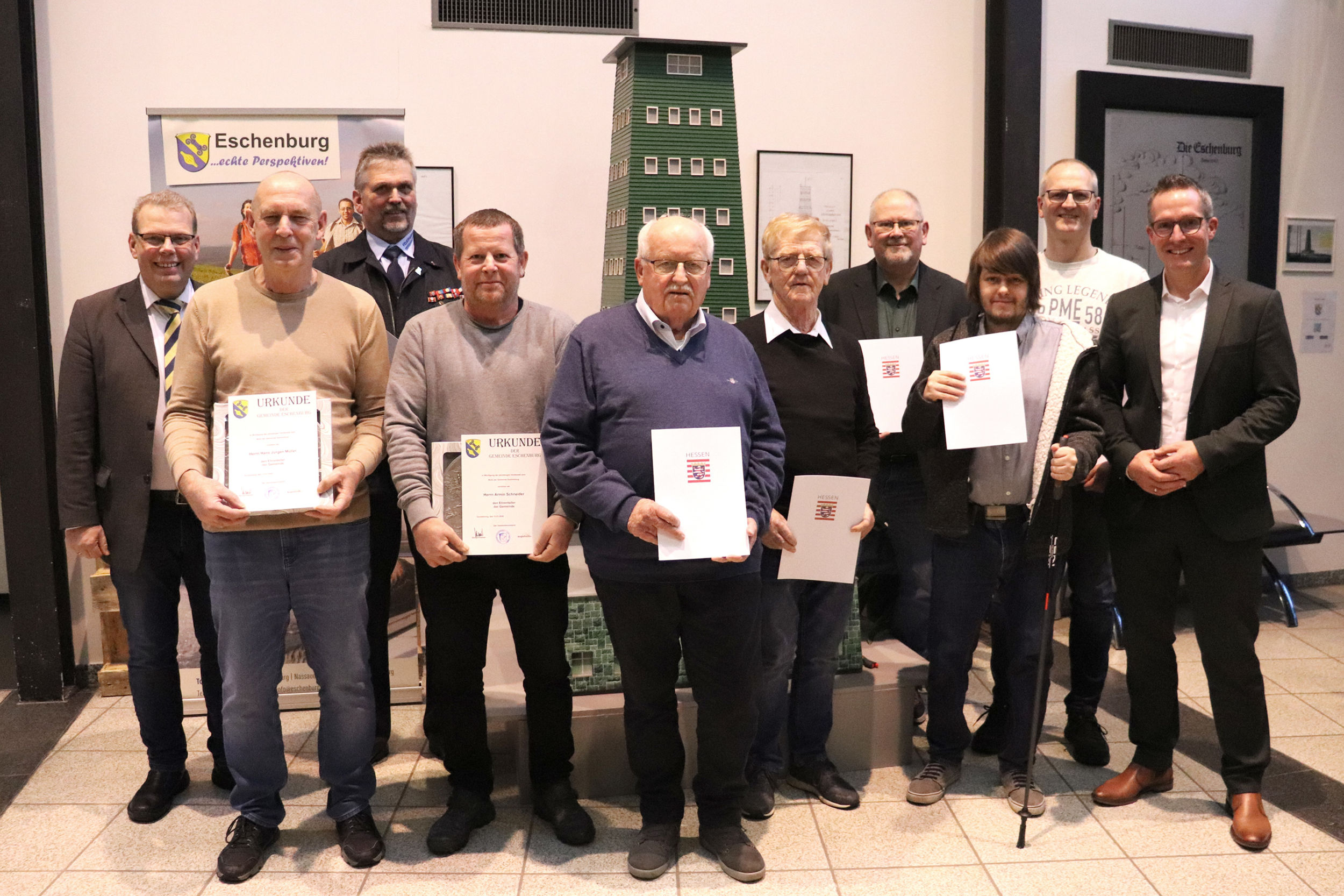 007_Landesehrenbriefe Eschenburg Die Ehrungen wurden in einer kleinen Feierstunde im Rathaus der Gemeinde Eschenburg verliehen, v. l. n. r.: Bürgermeister Götz Konrad, Hans-Jürgen Müller, Ingo Stranzenbach, Armin Schneider, Klaus Arhelger, Hugo Wege, Dirk Haas, Jan Knöbel, Michael Deis und Landrat Carsten Braun. Foto: Lahn-Dill-Kreis