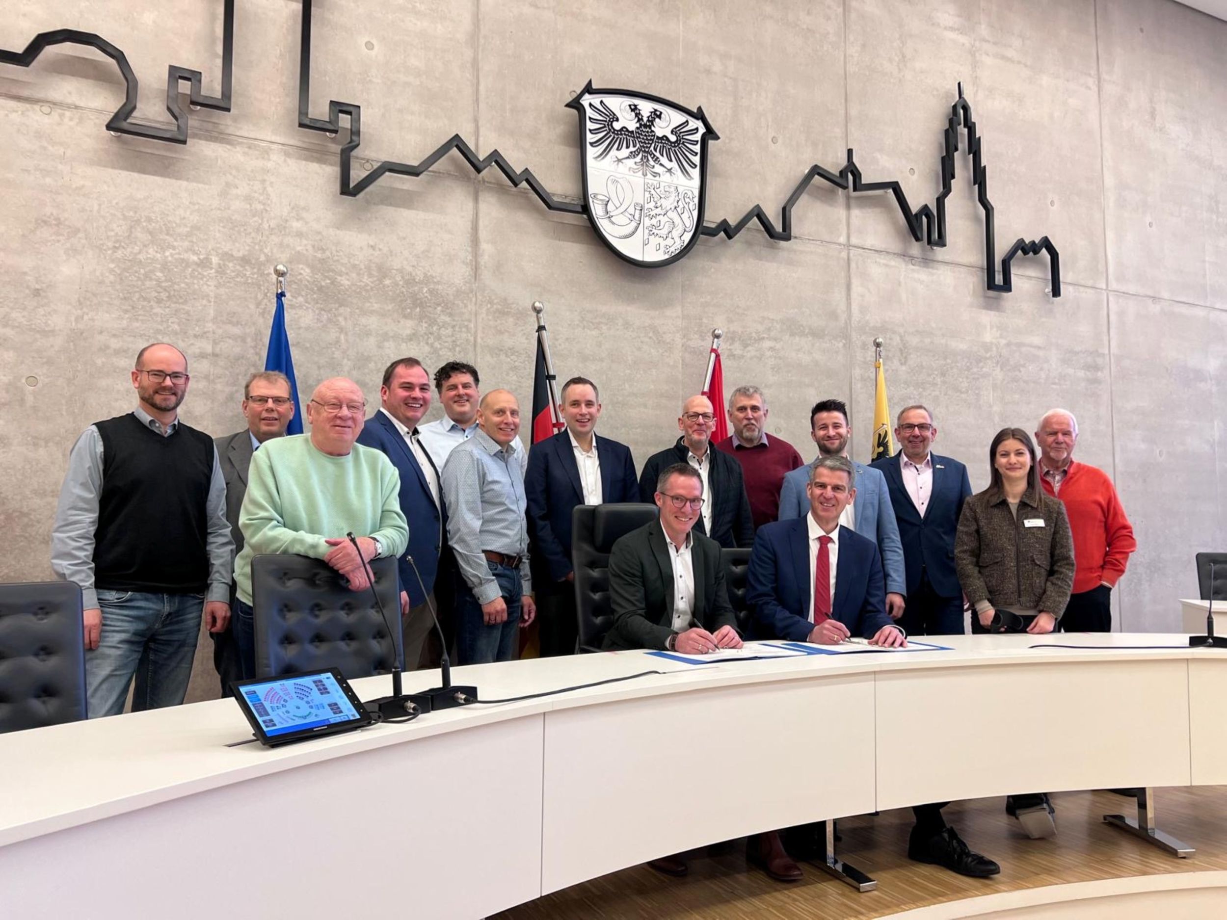 011_Gigabitausbau Nordkreis_ Schnelles Internet für 12 Kommunen im nördlichen Lahn-Dill-Kreis: Landrat Carsten Braun und Erster Kreisbeogordneter Frank Inderthal unterzeichnen den Vertrag zum Gigabitausbau. Mit dabei: die Bürgmeister der nördlichen Kreis-Kommunen, Landrat a.D. Wolfgang Schuster, Hermann Steubing von lahn-dill-breitband und Kim Dern von der Kreis-Wirtschaftsförderung. Foto: Lahn-Dill-Kreis