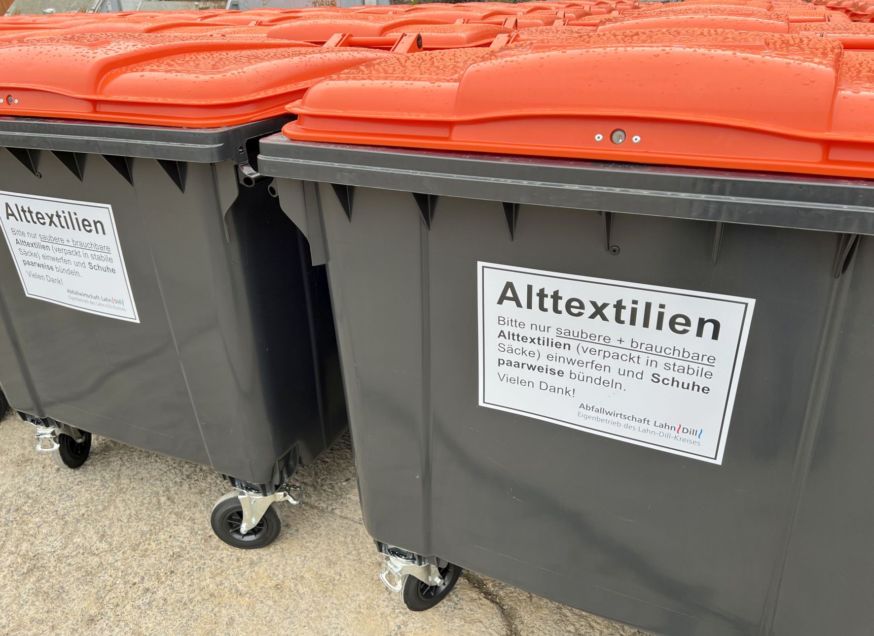 Da die meisten Altkleidercontainer der Wohlfahrtsverbände abgezogen werden, stehen nun auf allen Wertstoffhöfen im Lahn-Dill-Kreis Sammelbehälter für Alttextilien bereit. Foto: AWLD