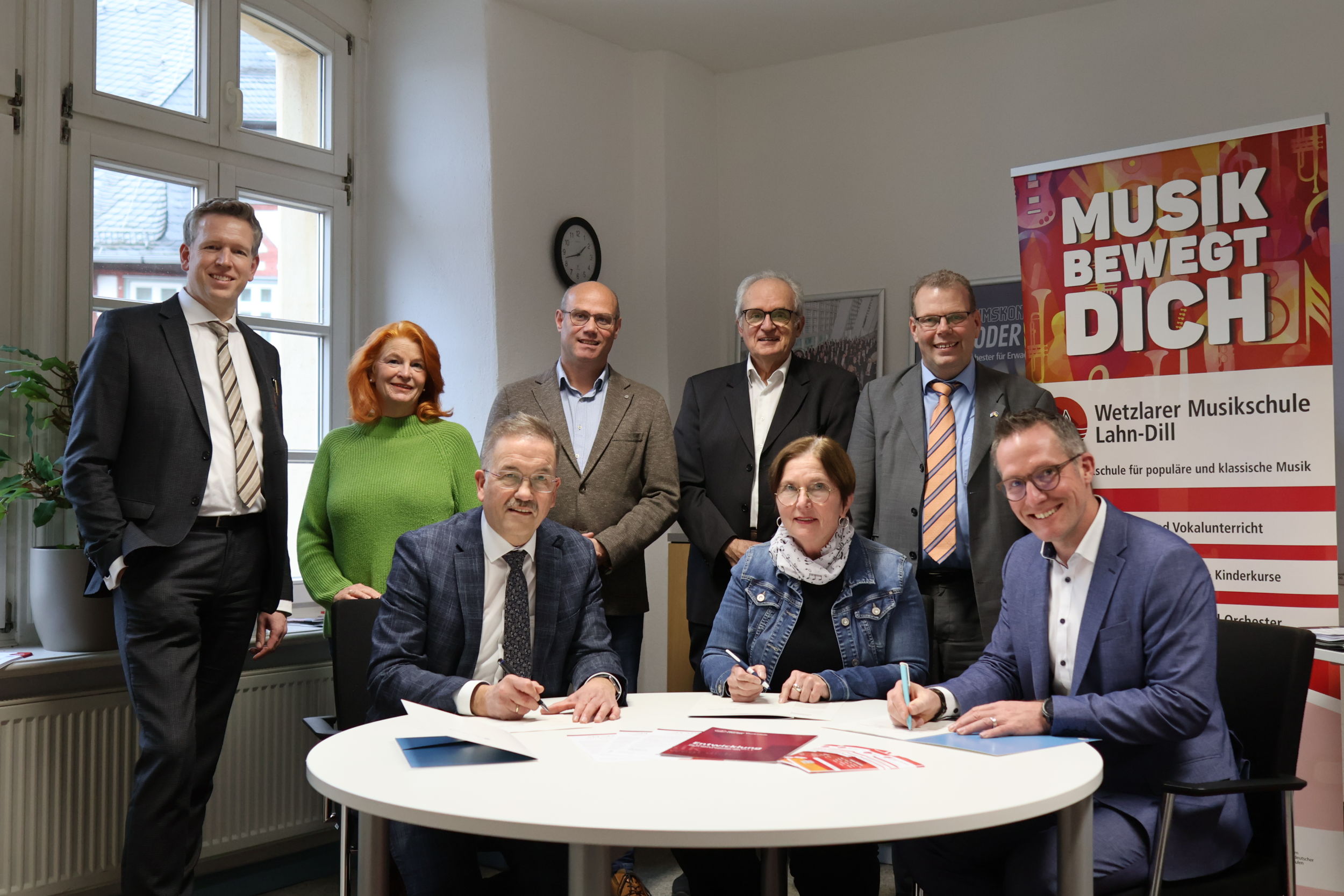 Unterschrift Kooperationsvereinbarung Musikschule. Bild von Martin Giemza Mit der Unterschrift der aktualisierten Kooperationsvereinbarung, bleibt die gemeinschaftliche Musikschule auch in Zukunft bestehen. Foto: Martin Giemza