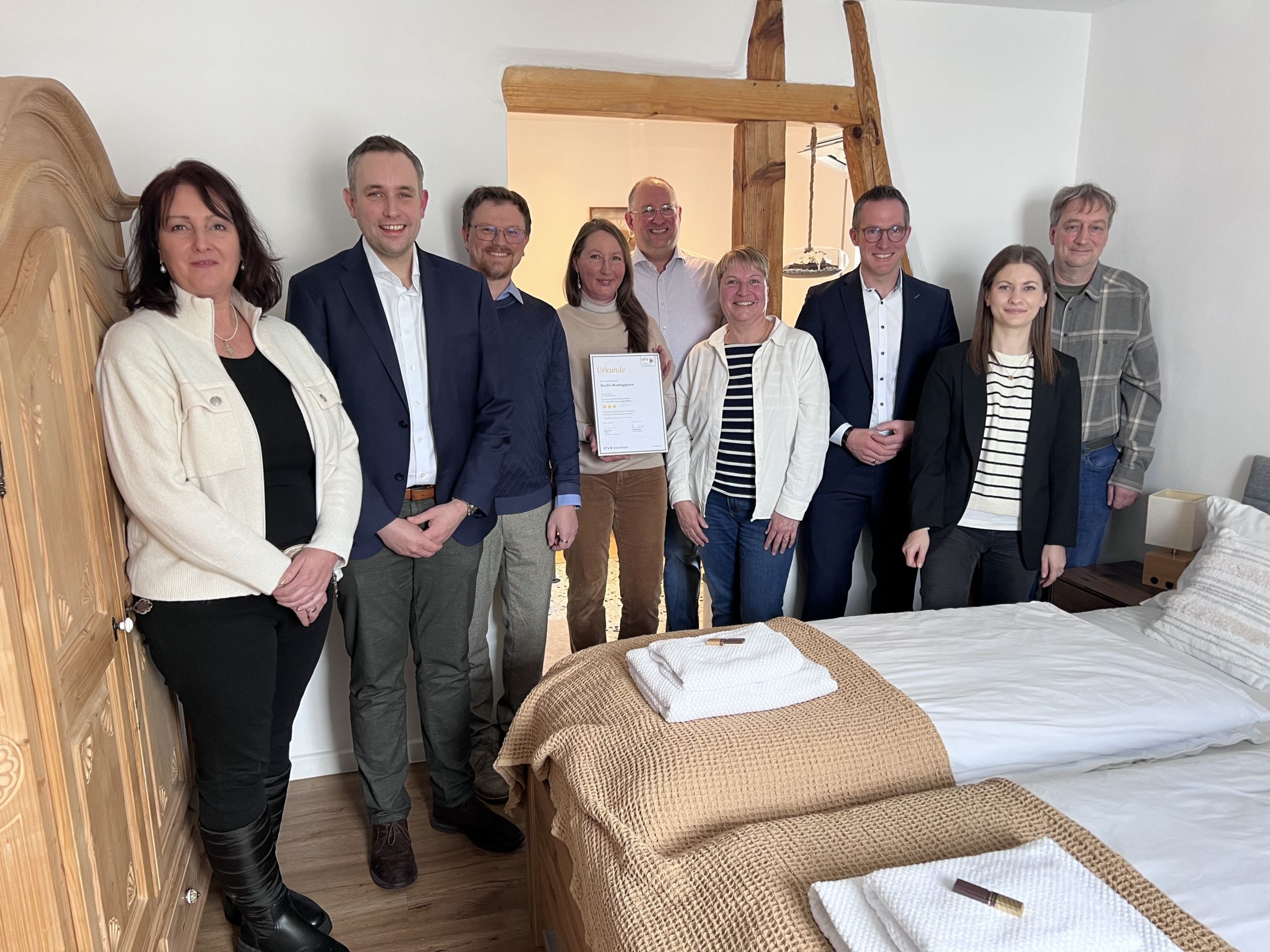 Saskia Kuhl (Bereichsleiterin Standortpolitik IHK Lahn-Dill), Daniel Philipp (Bürgermeister Mittenaar), Philipp Borchardt (LTV), Diana Zimmermann, Lars Zimmermann, Daniela Körber (Referat Tourismus IHK Lahn-Dill), Carsten Braun, Kim Dern (Leiterin Kreis-Wirtschaftsförderung und Tourismus) und Michael Volkwein trafen sich im Tiny-Appartment in Mittenaar-Bellersdorf. Die Auszeichnung vom „Studio Rosengarten“ ist der symbolische Auftakt für die Stärkung des Tourismus im Lahn-Dill-Kreis. Foto: Lahn-Dill-Kreis