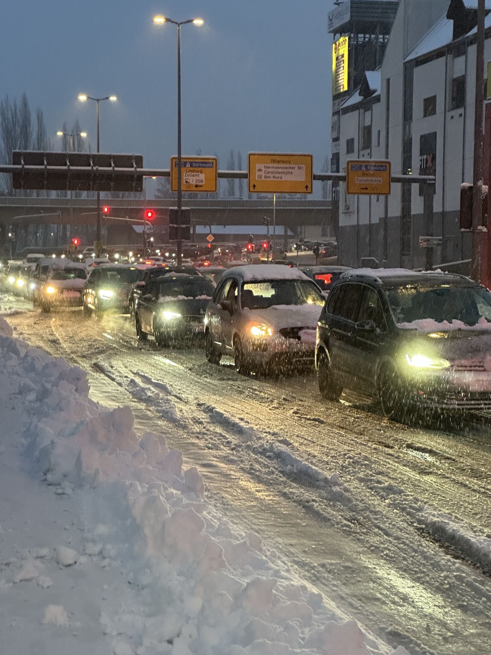 Schneechaos im Lahn-Dill-Kreis: Wie hier in Wetzlar kam der Verkehr vielerorts im Landkreis zum Erliegen. Foto: Lahn-Dill-Kreis