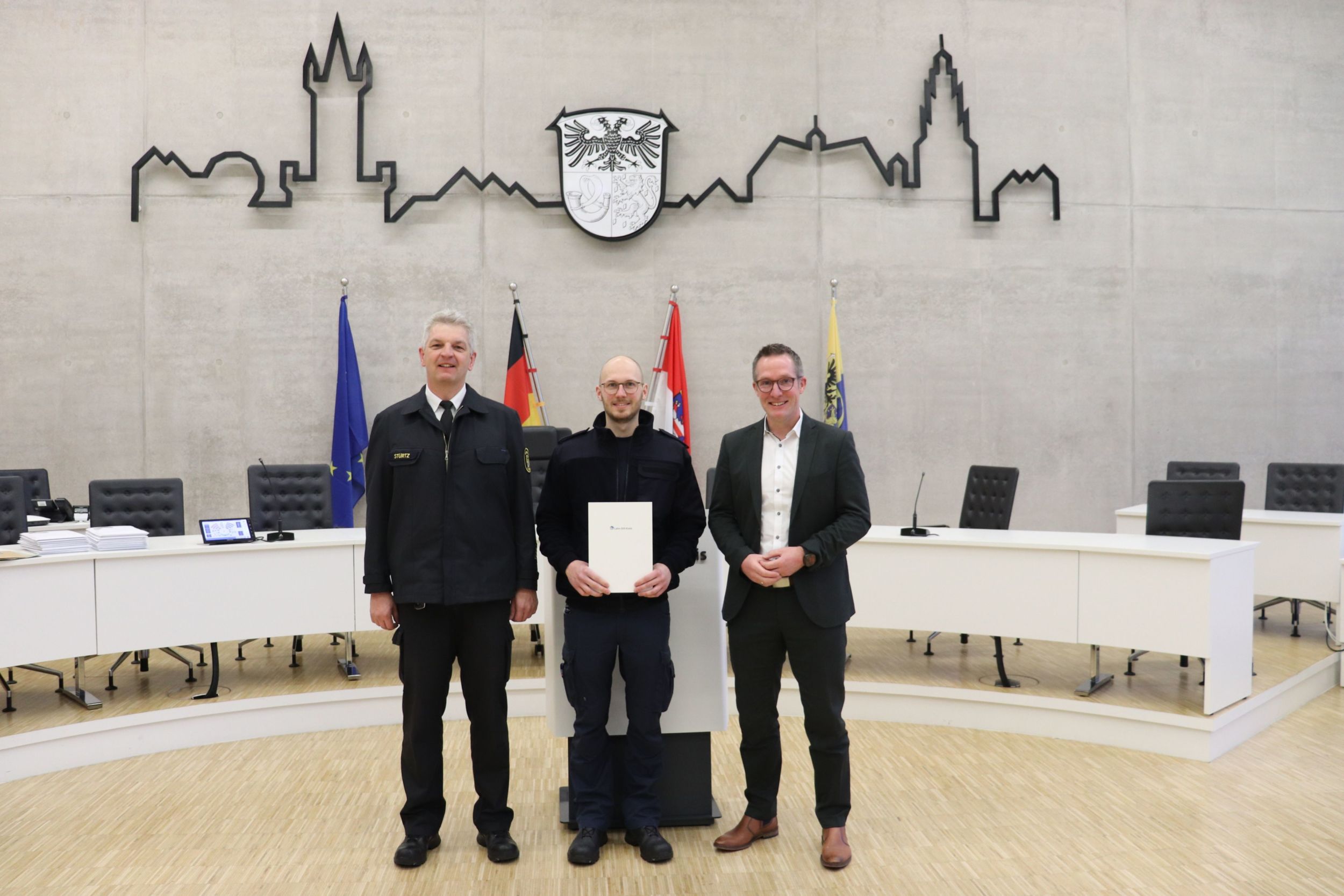 Freuen sich auf die weitere Zusammenarbeit im Katastrophenschutz-Ehrenamt: Landrat Carsten Braun, Noah Rothgerber und Kreisbrandinspektor Harald Stürtz. Foto: Lahn-Dill-Kreis