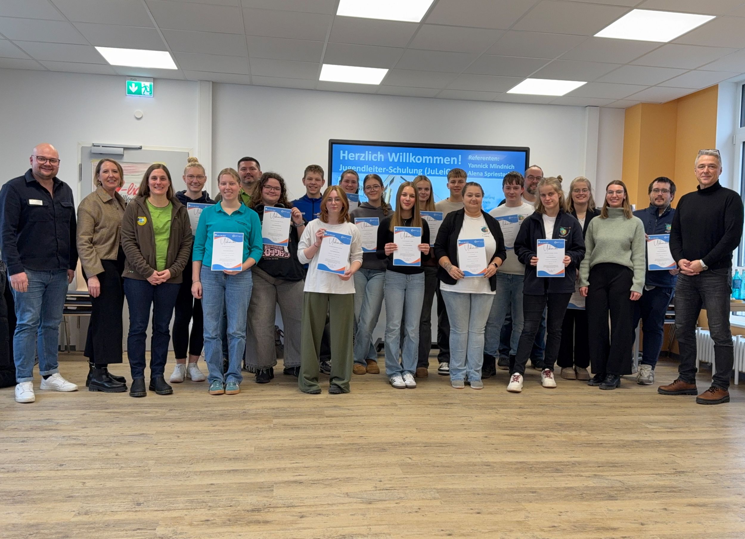 18 Ehrenamtliche aus verschiedenen Vereinen und Verbänden qualifizierten sich als Jugendleiterinnen und Jugendleiter im Lahn-Dill-Kreis Foto: Lahn-Dill-Kreis