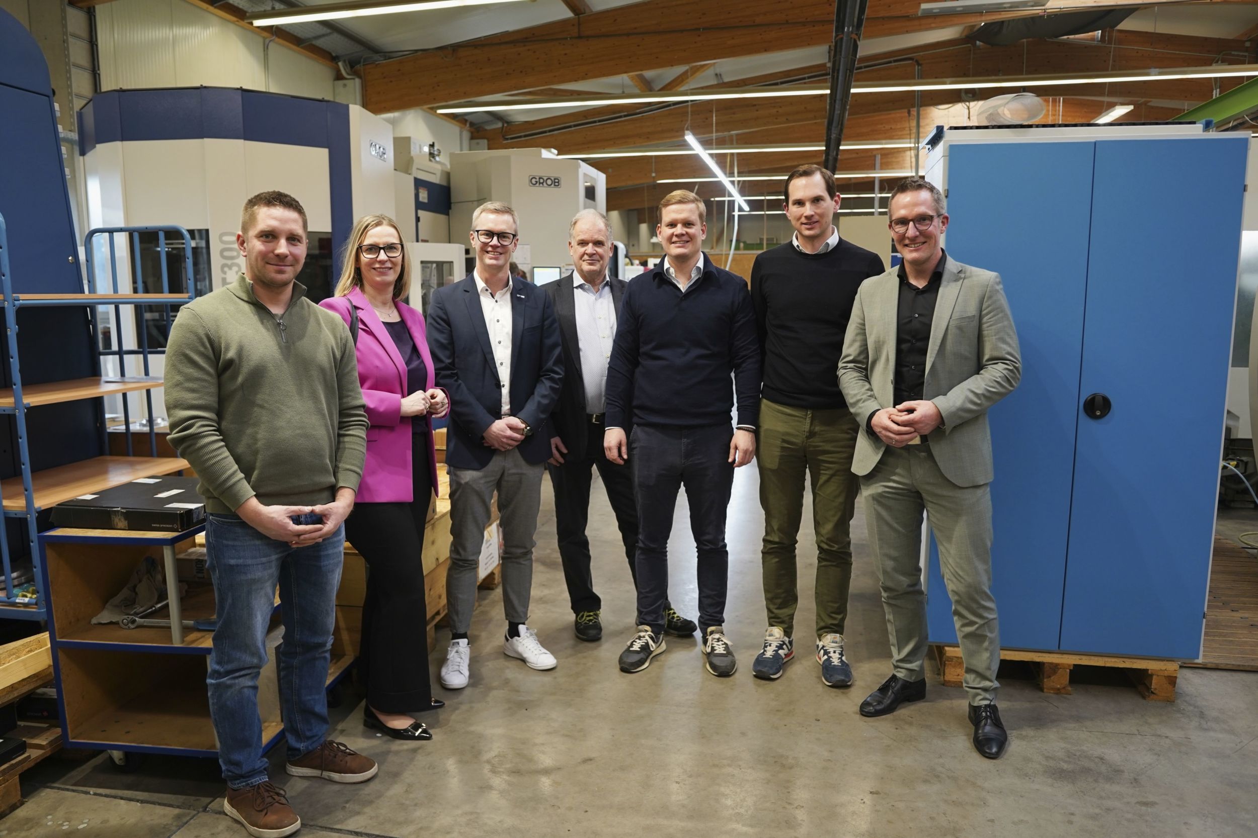 Jacob Manderbach (Kreis-Wirtschaftsförderung und Tourismus), Petra Kern (Vorsitzende der Geschäftsführung Agentur für Arbeit Limburg-Weilburg), Alexander Cunz (Stellvertetender Hauptgeschäftsführer IHK Lahn-Dill), Jürgen Mock (Bürgermeister Ehringshausen), Maximilian Krause, Dr. Johannes Viehhauser und Carsten Braun treffen sich im Rahmen des Besuchs der Kreis-Wirtschaftsdelegation. Foto: Philip Gerhardt