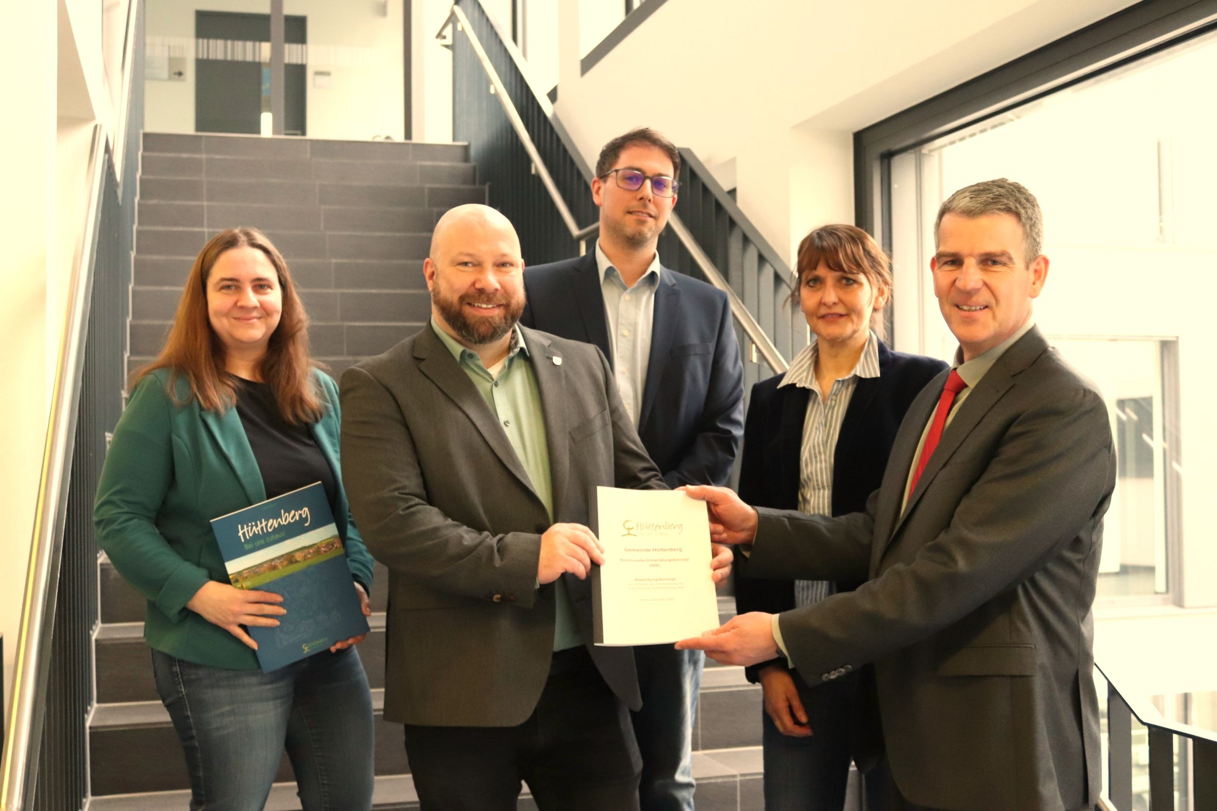 Wiebke Babst (Bauamtsleiterin Hüttenberg) Oliver Hölz, Dr. Florian Warburg, Stefanie Gold (Öffentlichkeitsarbeit, Kultur- und Strukturförderung Hüttenberg) und Frank Inderthal haben eng zusammengearbeitet, um ein fundiertes Konzept zur Bewerbung um die Förderung der Dorfentwicklung einreichen zu können. Foto: Lahn-Dill-Kreis