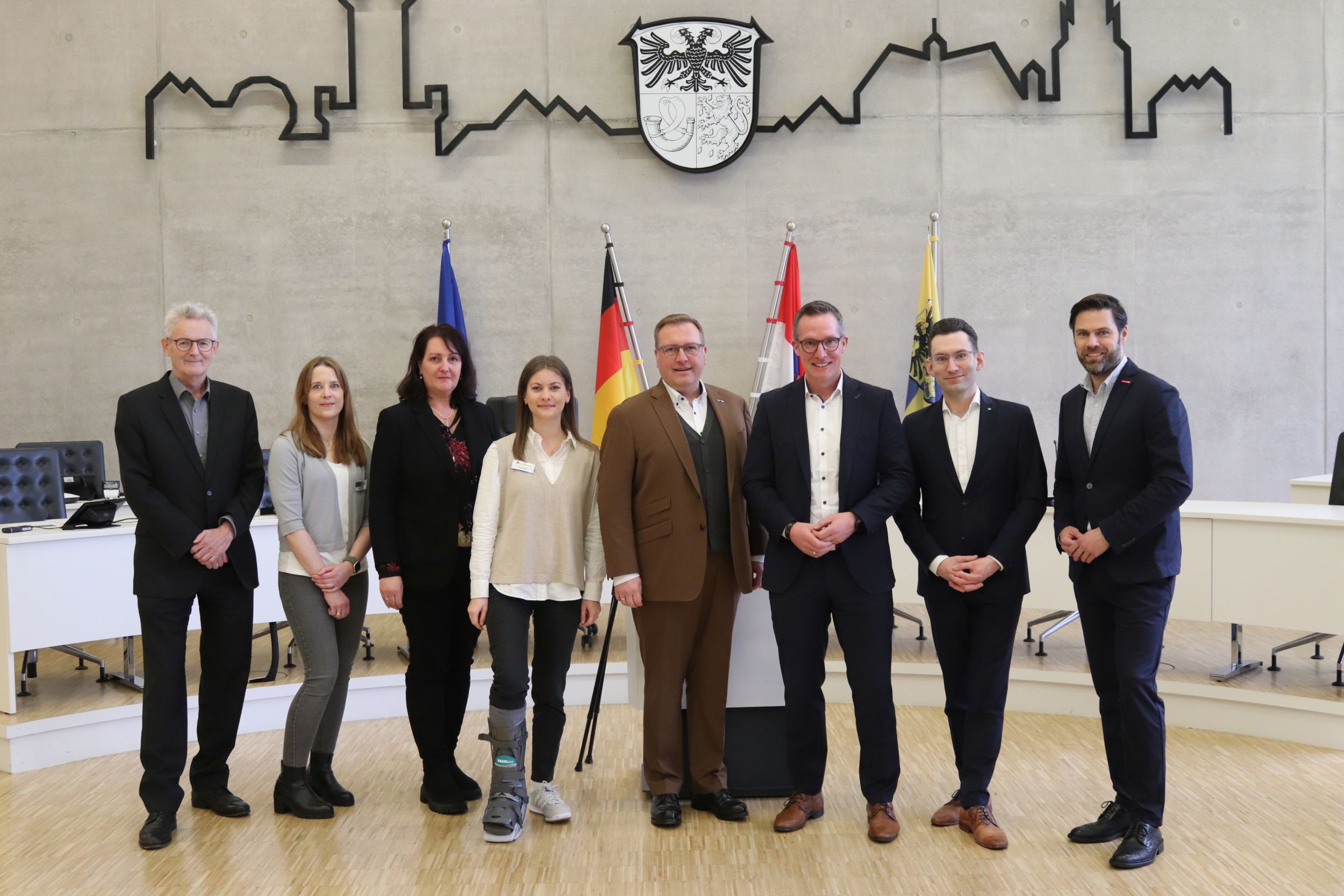 Der Gewerbeflächenatlas wurde gemeinsam mit der Handwerkskammer Wiesbaden, der Kreishandwerkerschaft Lahn-Dill, der IHK Lahn-Dill und der Wirtschaftsförderung des Lahn-Dill-Kreises entwickelt. V. l. n. r.: Prof. Dr. Harald Danne, Jessica Schaaf (Wirtschaftsförderung Lahn-Dill-Kreis), Saskia Kuhl (Bereichsleiterin Standortpolitik IHK Lahn-Dill), Kim Dern (Fachdienstleitung Wirtschaftsförderung und Tourismus), Dietmar Persch (Hauptgeschäftsführer IHK Lahn-Dill), Carsten Braun, Sebastian Hofmanns, Piere Schlosser (Hauptgeschäftsführer Handwerkskammer Wiesbaden). Foto: Lahn-Dill-Kreis