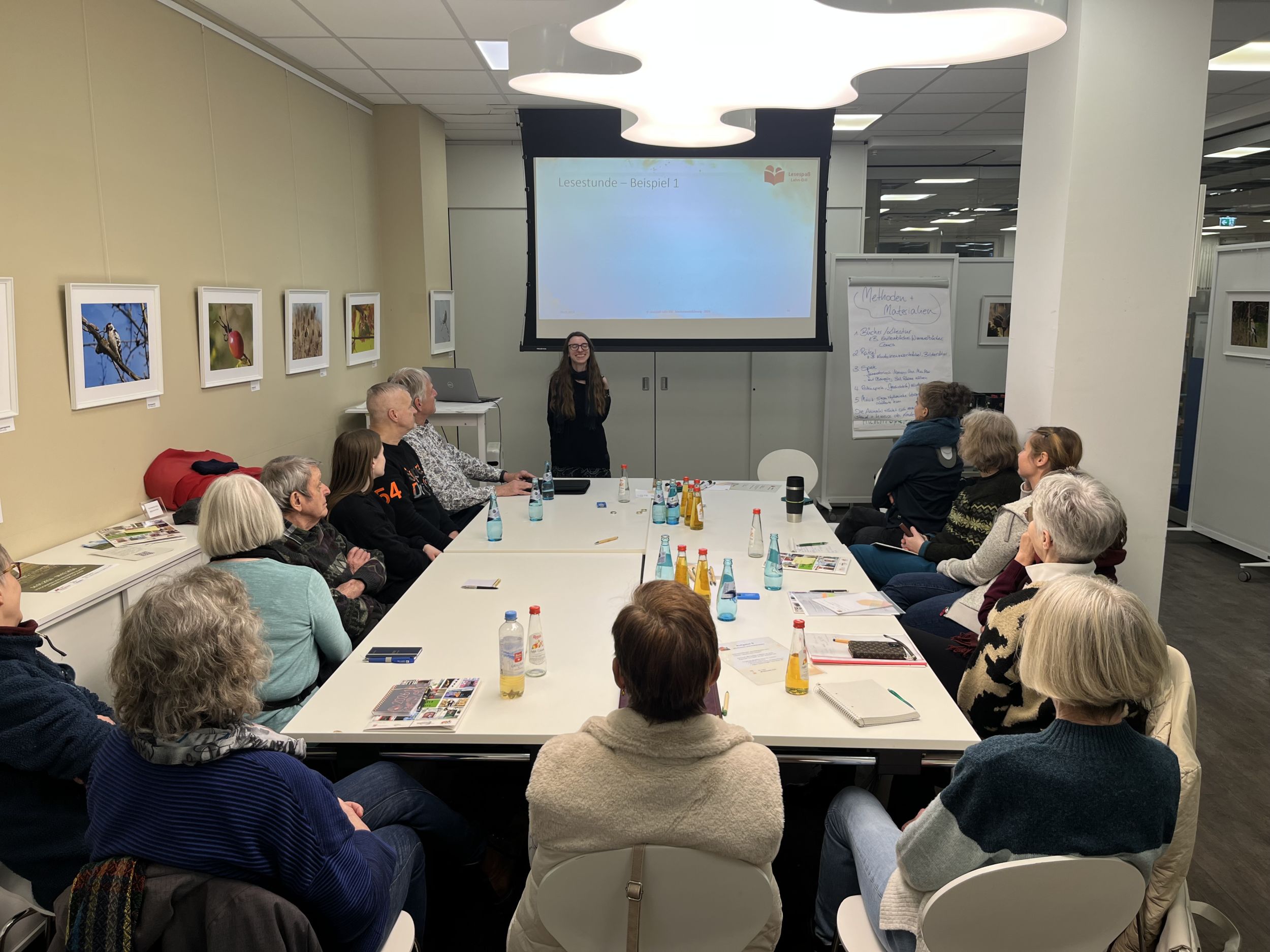 037_Schulung Lesementorinnen und -mentoren Im Rahmen von zwei Fortbildungsabenden in der Stadtbibliothek Wetzlar wurden die Lesementorinnen und -mentoren auf ihr neues Ehrenamt vorbereitet. Foto: Lahn-Dill-Kreis
