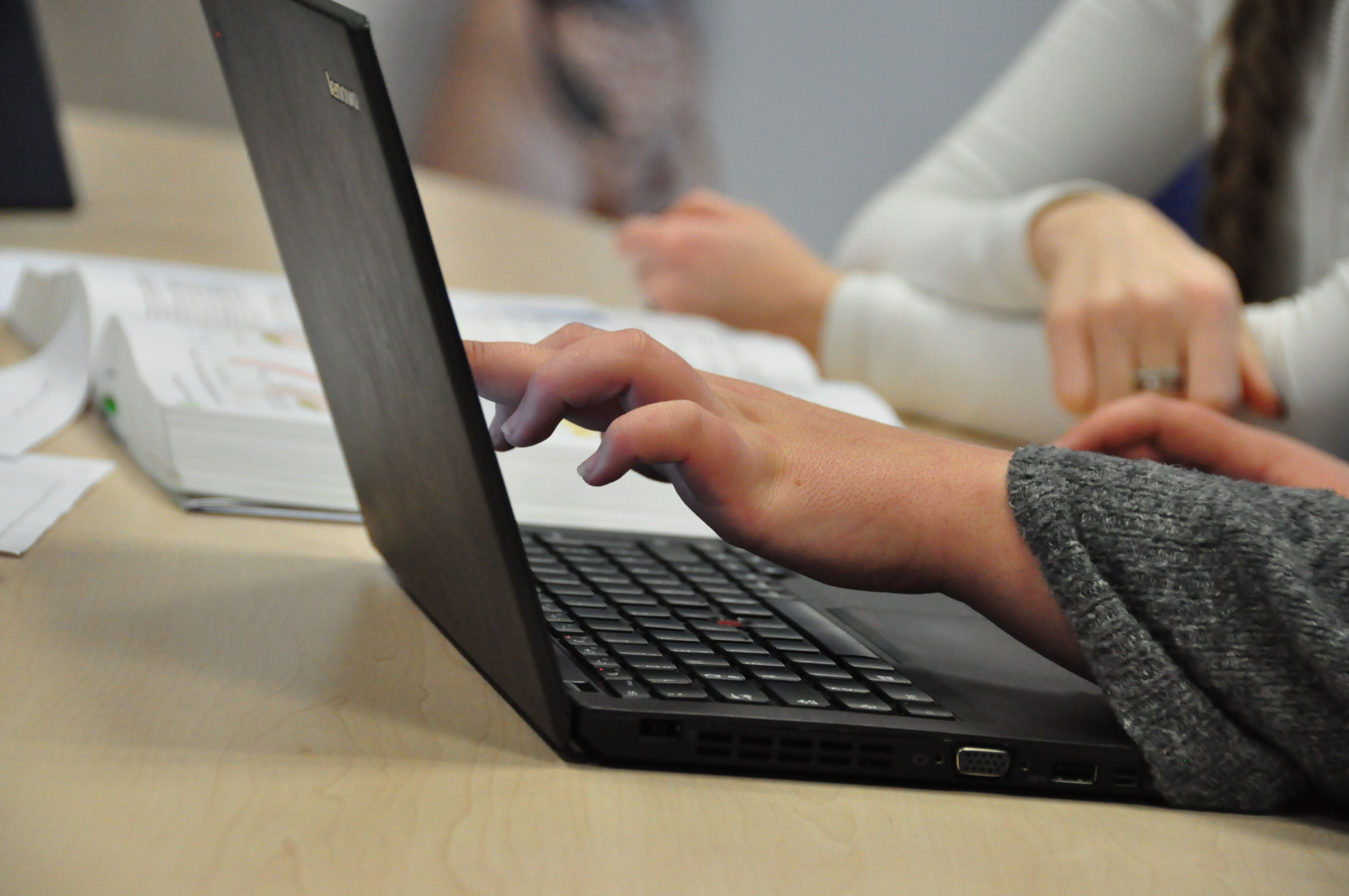 05.12.2022 – Bildungszentrum Pflege Lernen Lehren Unterricht Bücher Bildung (91) – K11.4_KgOaKommuni Bildunterschrift: Die Ergebnisse der Projektarbeit wurden am 18.02.2026 im Sozialausschuss vorgestellt, fanden Akzeptanz und Anerkennung und bilden künftig die Grundlage für das gemeinsame Vorgehen des Landkreises im Bereich der Arbeitsmarktintegration von Geflüchteten. Foto: Lahn-Dill-Kreis