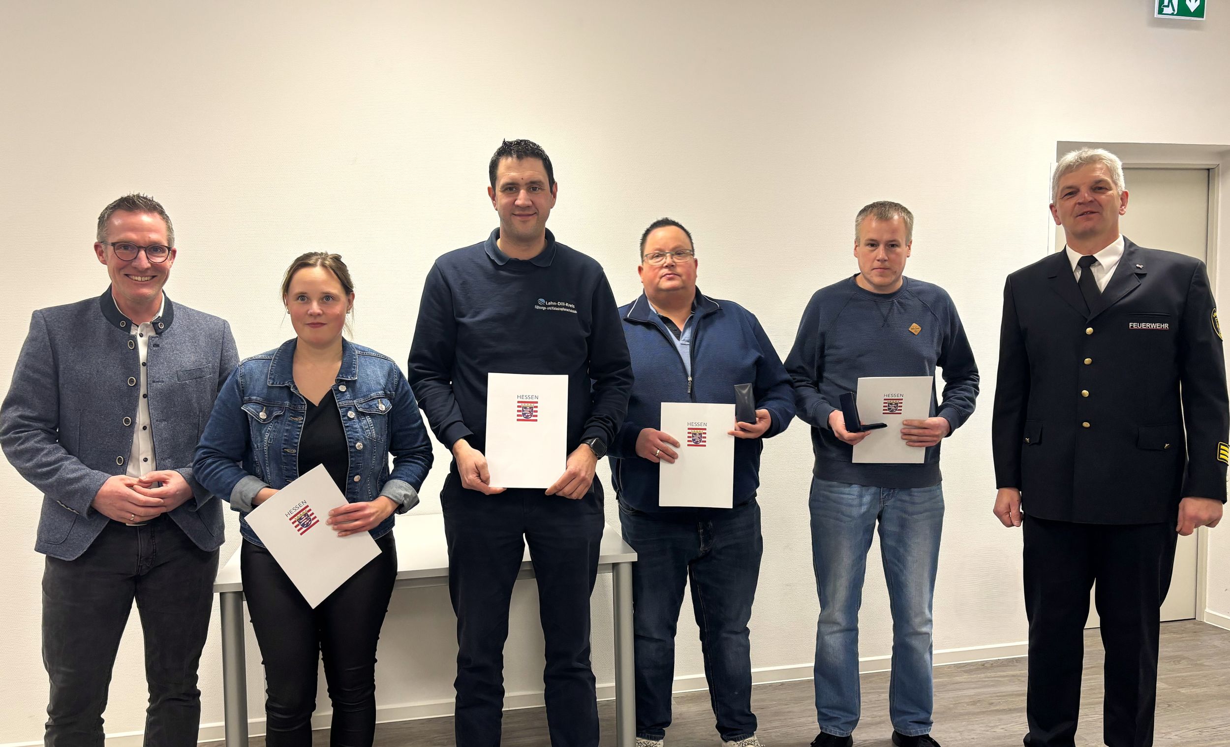 Carsten Braun (links) und Harald Stürtz (rechts) bedankten sich für das Engagement im Katastrophenschutz bei Anja Kreker, Torben Petry, Timo Schmahl und Patrick Sonnenberg (v. l. n. r.). Foto: Lahn-Dill-Kreis