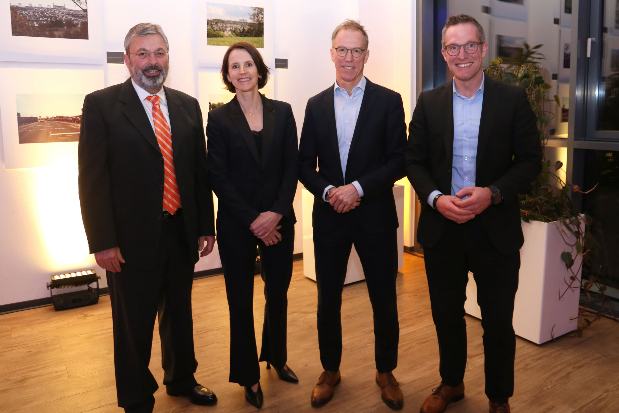 Beim Neujahrsempfang der Lahn-Dill-Kliniken (von links): Priv.-Doz. Dr. Erich Lotterer, Ärztlicher Direktor Klinikum Wetzlar-Braunfels, Katja Streckbein, Geschäftsführerin der Lahn-Dill-Kliniken, Tobias Gottschalk, Geschäftsführer (Sprecher) der Lahn-Dill-Kliniken und Carsten Braun, Landrat des Lahn-Dill-Kreises. ©Lahn-Dill-Kliniken