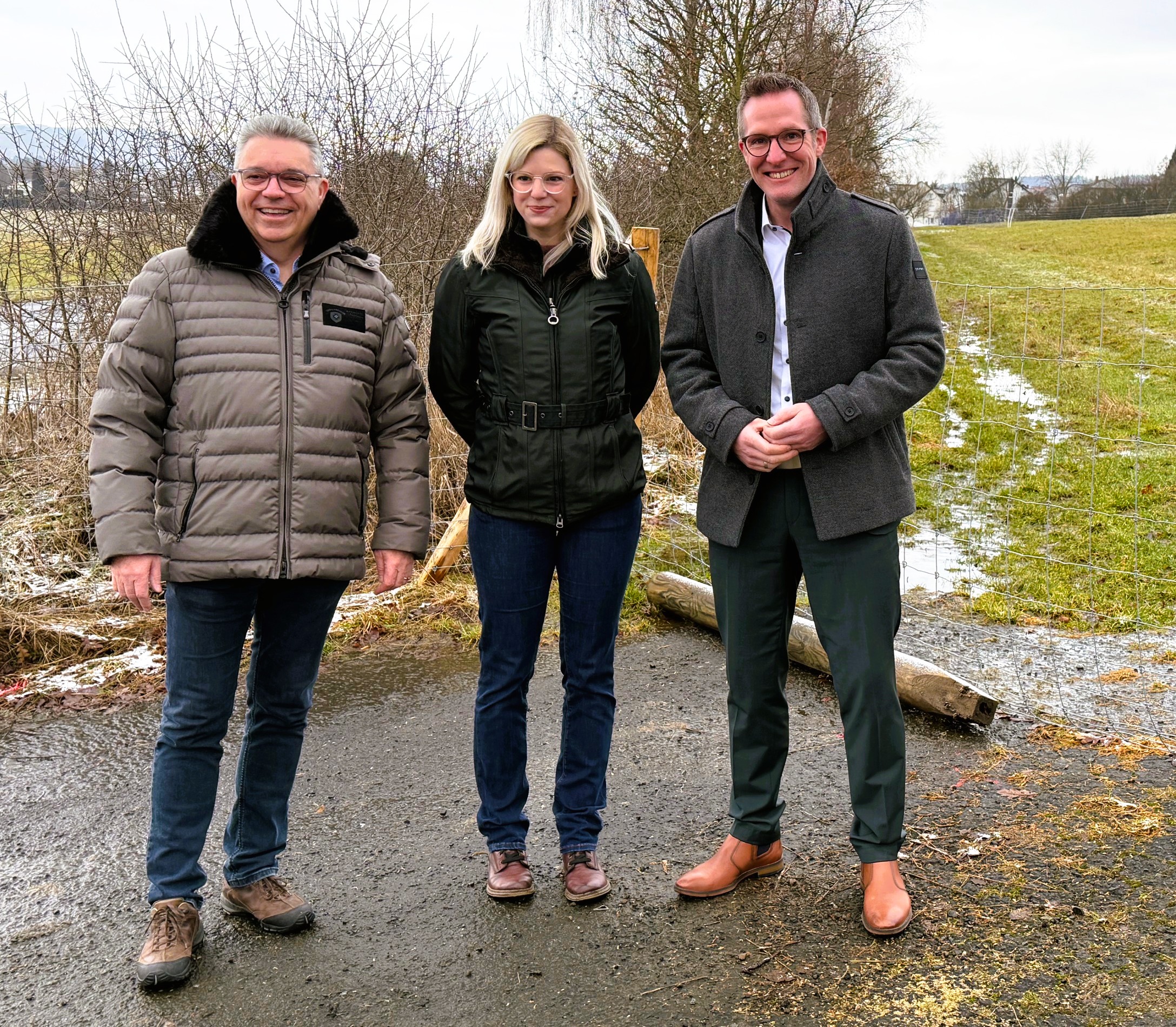 Michael Lotz, Franziska Blicker und Carsten Braun (v.l.n.r.) freuen sich über die unterzeichnete Vereinbarung zum Radweg bei Manderbach. Foto: Helmut Blecher