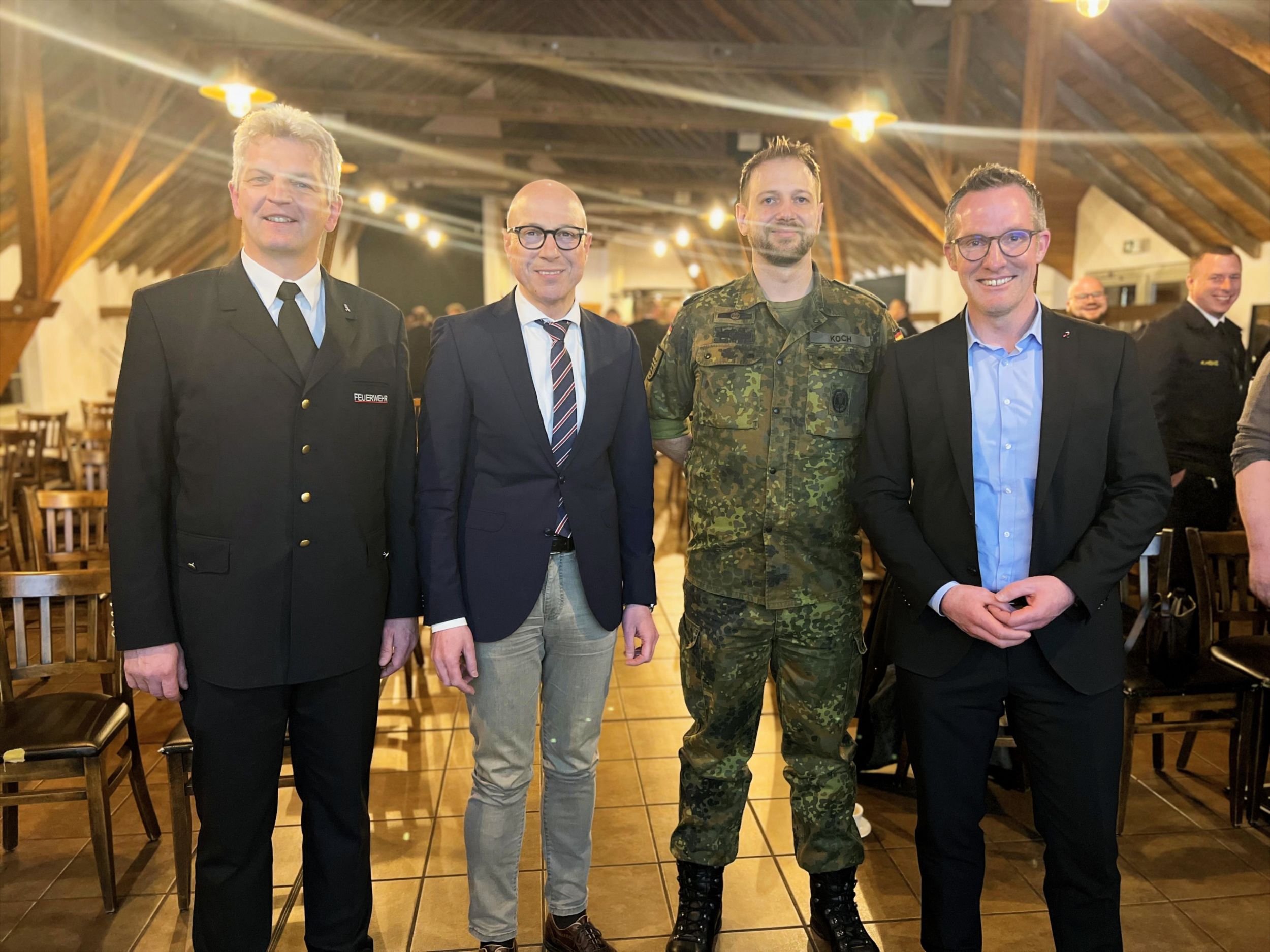 Landkreis richtet Austauschtreffen der Einsatz- und Verwaltungsakteure in Herborn aus, Kreisbrandinspektor Harald Stürtz, Dr. Tobias Bräunlein, Major Christian Koch, Landrat Carsten Braun (v.l.n.r) Foto: Lahn-Dill-Kreis