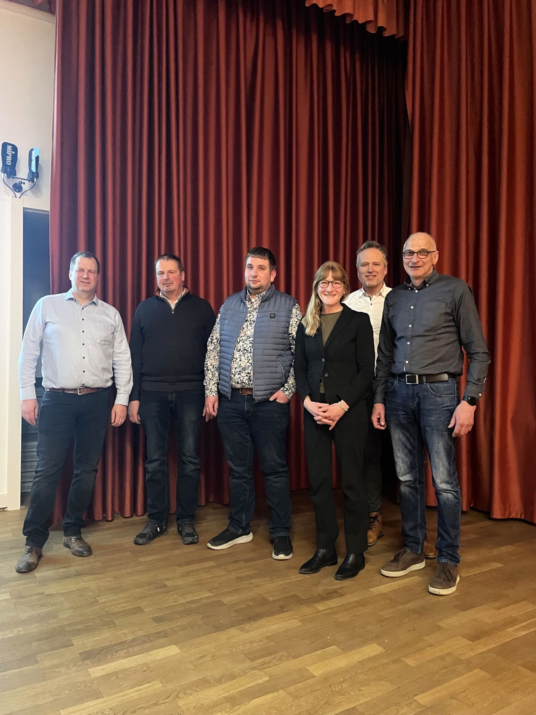 Tauschten sich fachlich über die Zukunft in der Landwirtschaft aus: Carsten Gath, Peter Fay (Kreislandwirt Landkreis Gießen), Sebastian Krump, Anne Peter-Lauff (Leiterin der Abteilung für den ländlichen Raum), Björn John (Stellvertr. Leiter der Abteilung für den ländlichen Raum), Hartmut Lang (Kreislandwirt Lahn-Dill-Kreis). Foto: Lahn-Dill-Kreis