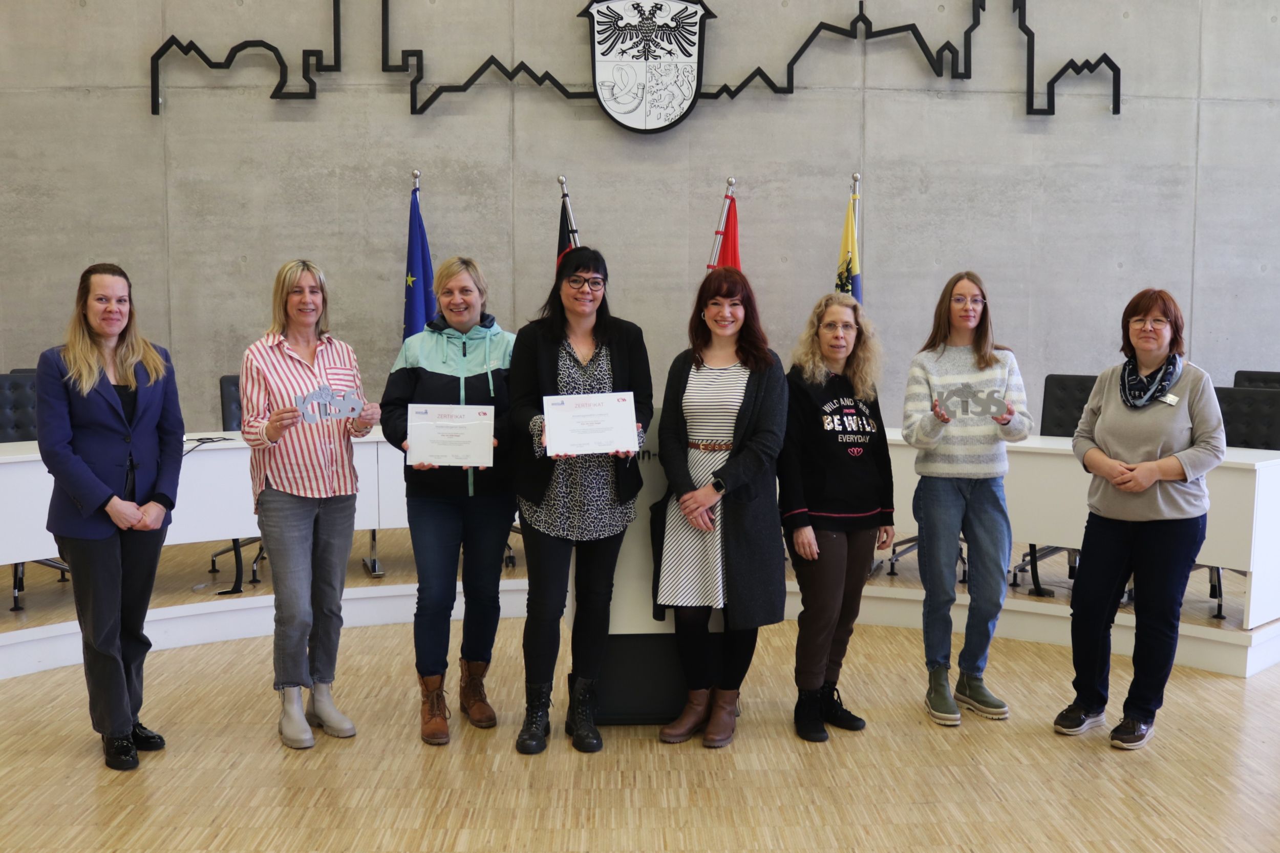 Irina Ivanisevic und Anke Pilawa überreichten zwei KiSS-Siegel an die Kindertagesstätte Lindwurm in Braunfels-Tiefenbach sowie an die Waldkita „Die Wanderschnecken“ in Solms-Oberbiel. Foto: Lahn-Dill-Kreis