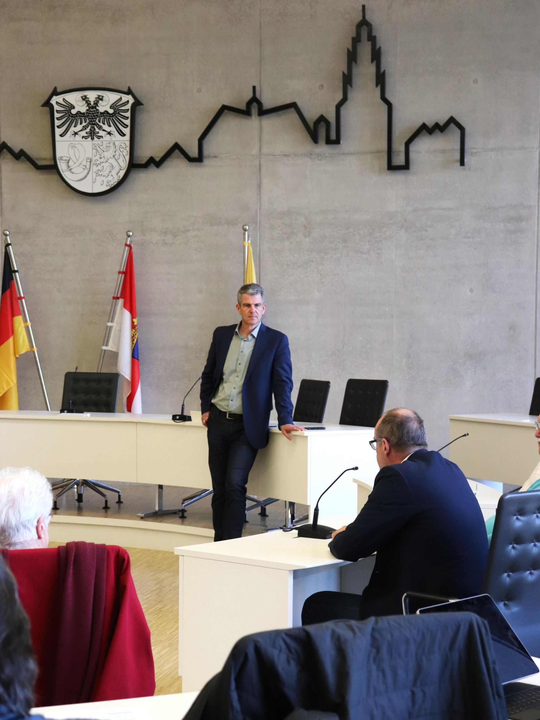 Der Erste Kreisbeigeordnete Frank Inderthal tauschte sich mit den Vertreterinnen und Vertretern der Heimat- und Kulturvereine über ihre Anliegen aus. Foto: Lahn-Dill-Kreis