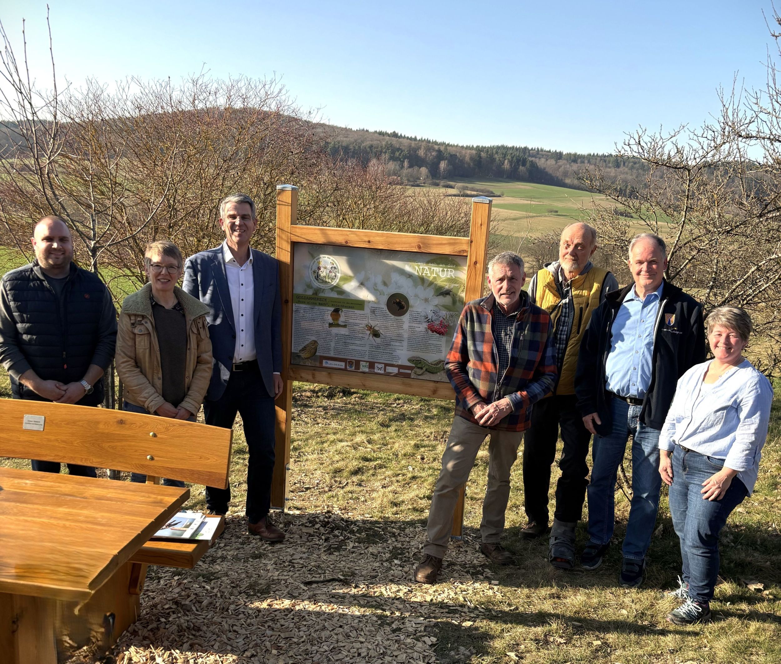 Tim Bernhard (Vorsitzender Vogel- und Naturschutzfreunde Kölschhausen e.V.), Dr. Dorothea Gillert-Marien, Frank Inderthal, Helmut Weller, Horst Zeidl, Jürgen Mock und Carmen Schäfer (Vorsitzende Vogel- und Naturschutzfreunde Kölschhausen e.V.). Foto: Lahn-Dill-Kreis