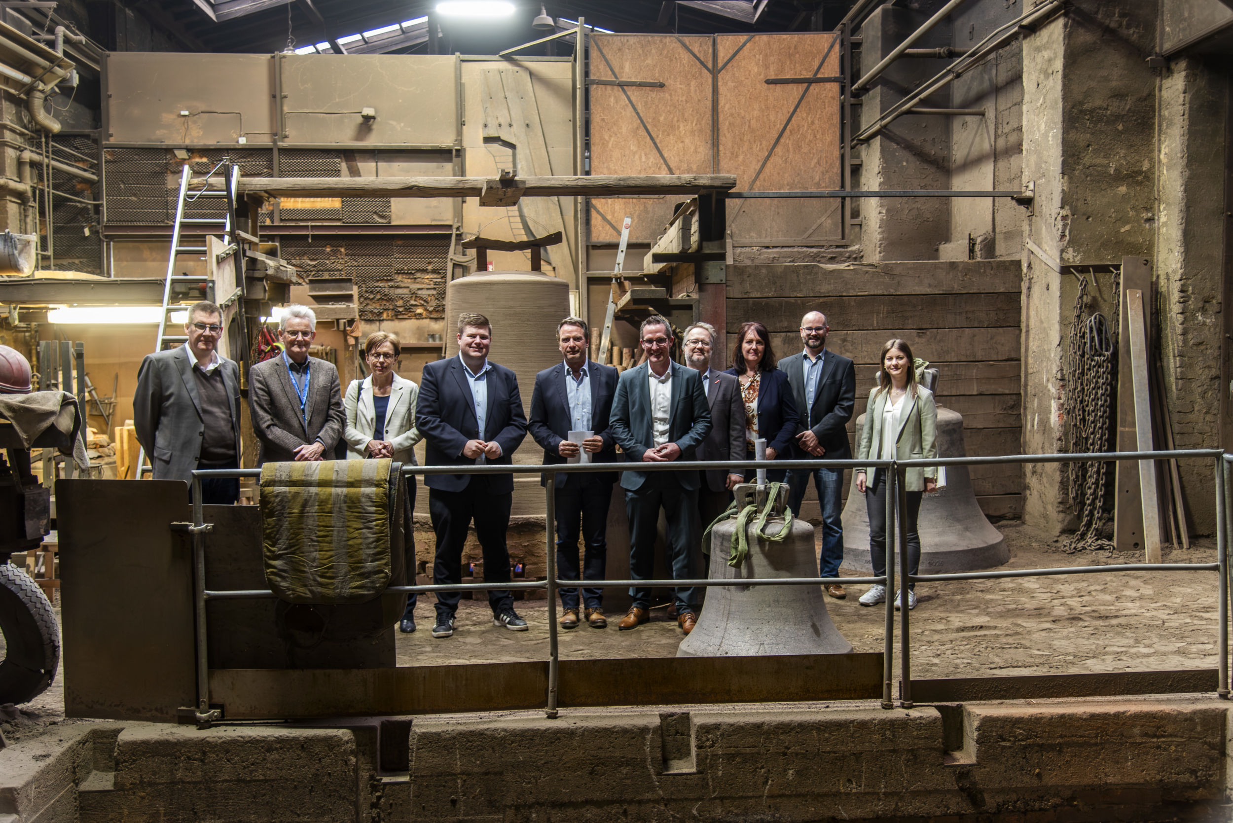 Die Kreis-Wirtschaftsdelegation bestaunte die Handwerkskunst des 400 Jahre alten Traditionsunternehmens. V. l. n. r.: Andreas Haberl, Geschäftsführer Handwerkskammer Wiesbaden; Prof. Dr. Harald Danne, Leitung Geschäftsbereich Transformation und strategische Entwicklung; Jessica Crone, Geschäftsführerin Operativ Agentur für Arbeit Limburg-Wetzlar; Johannes Volkmann,Kreistagsvorsitzender;Fritz Georg Rincker, Geschäftsführer Glocken- und Kunstgießerei Rincker GmbH & Co. KG; Carsten Braun, Landrat; Steffen Thiel, Justiziar Kreishandwerkerschaft Lahn-Dill; Saskia Kuhl, Bereichsleiterin Standortpolitik Industrie- und Handelskammer Lahn-Dill; Michael Krenos, Bürgermeister Gemeinde Sinn; Kim Marie Dern, Fachbereichsleitung Wirtschaftsförderung und Tourismus. Foto: Silas Koch Fotografie