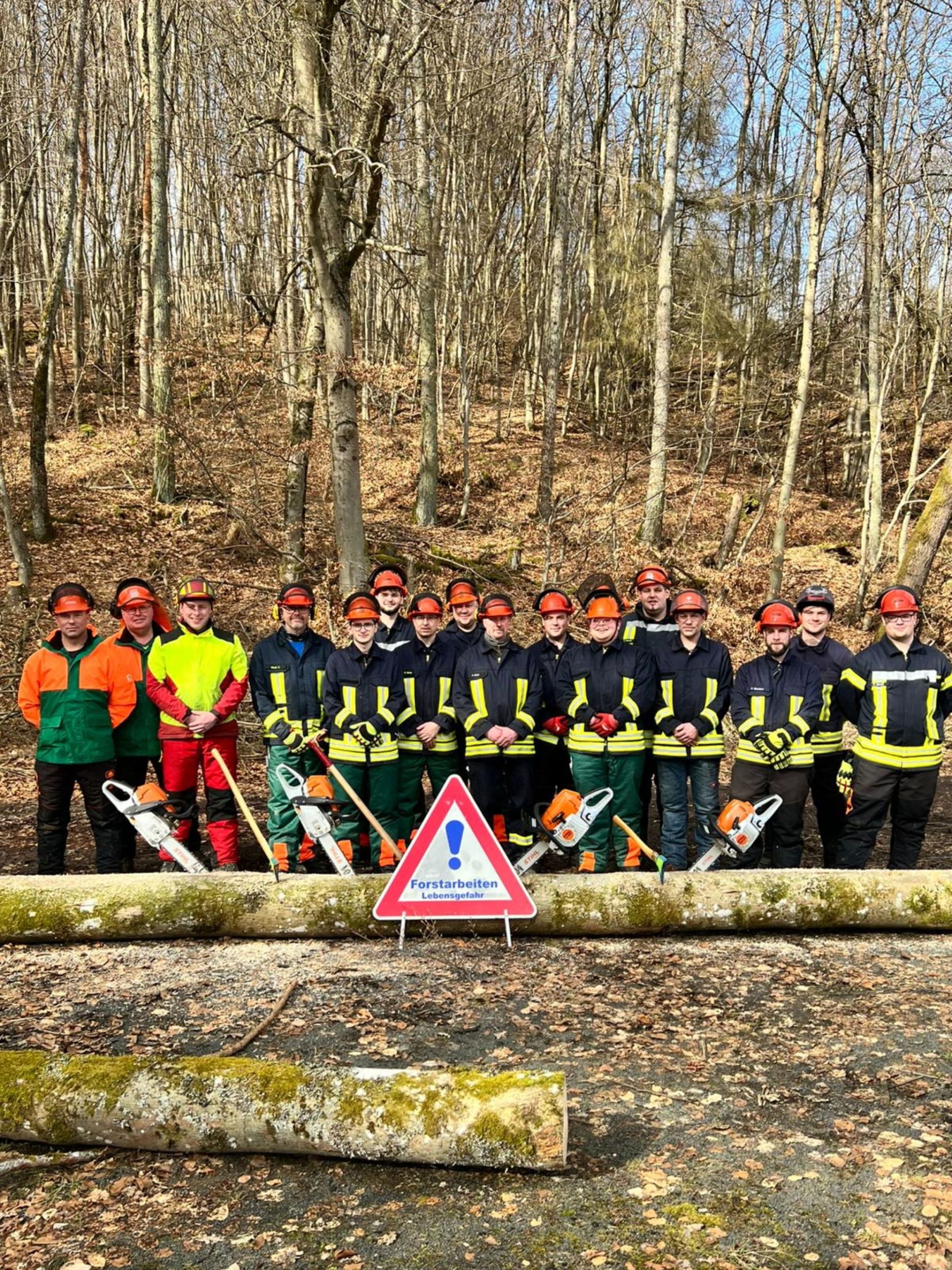 Übungen in Theorie und Praxis: Christoph Droß, Patrick Rammo und Kristopher Heinz (v. l. n. r.) trainierten den Umgang mit der Motorsäge mit 13 teilnehmenden Feuerwehrkräften aus dem Lahn-Dill-Kreis. Foto: Lahn-Dill-Kreis